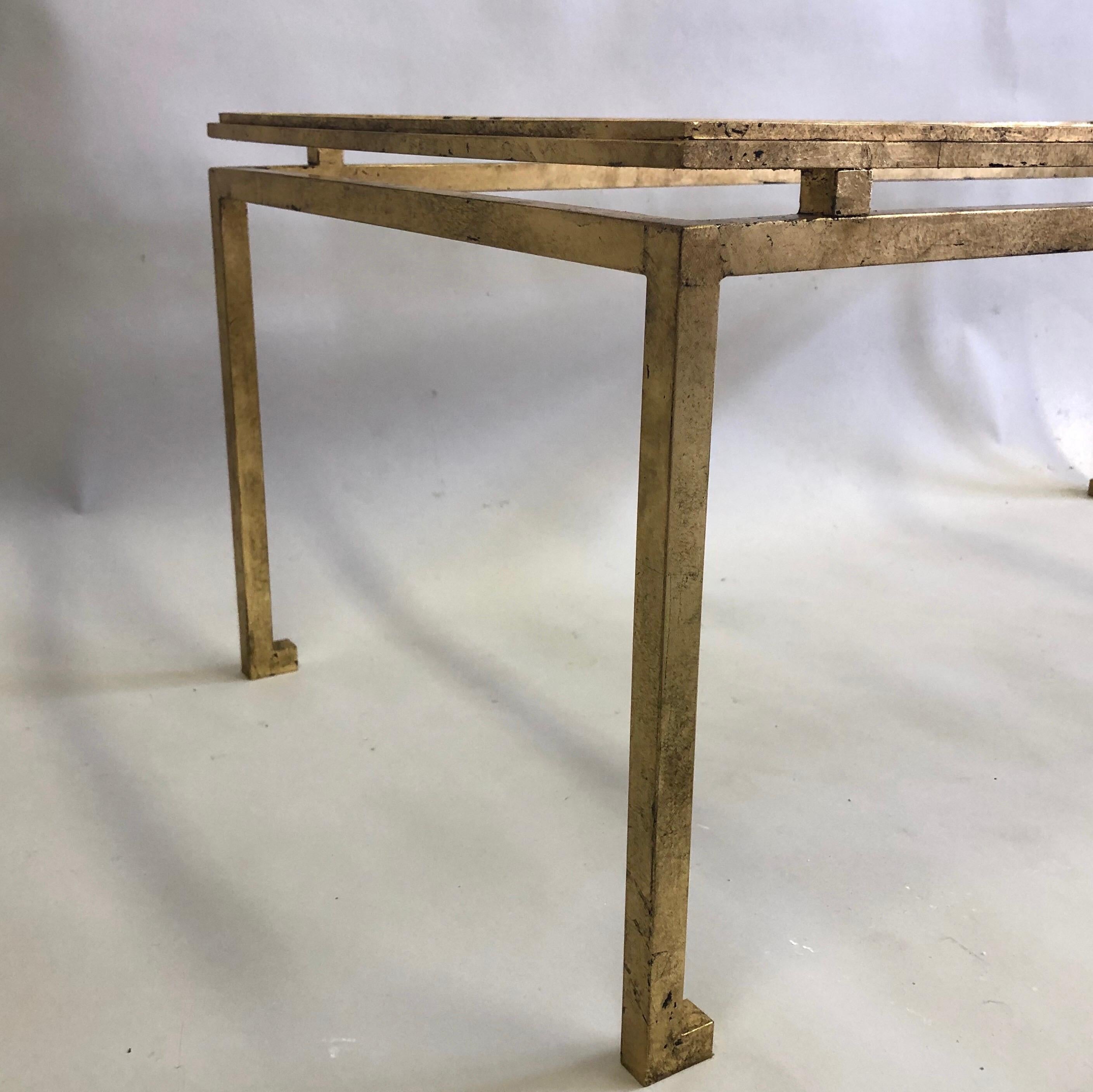 Table basse néoclassique française en fer doré, de style moderne du milieu du siècle dernier, de la Maison Ramsay en vente 1