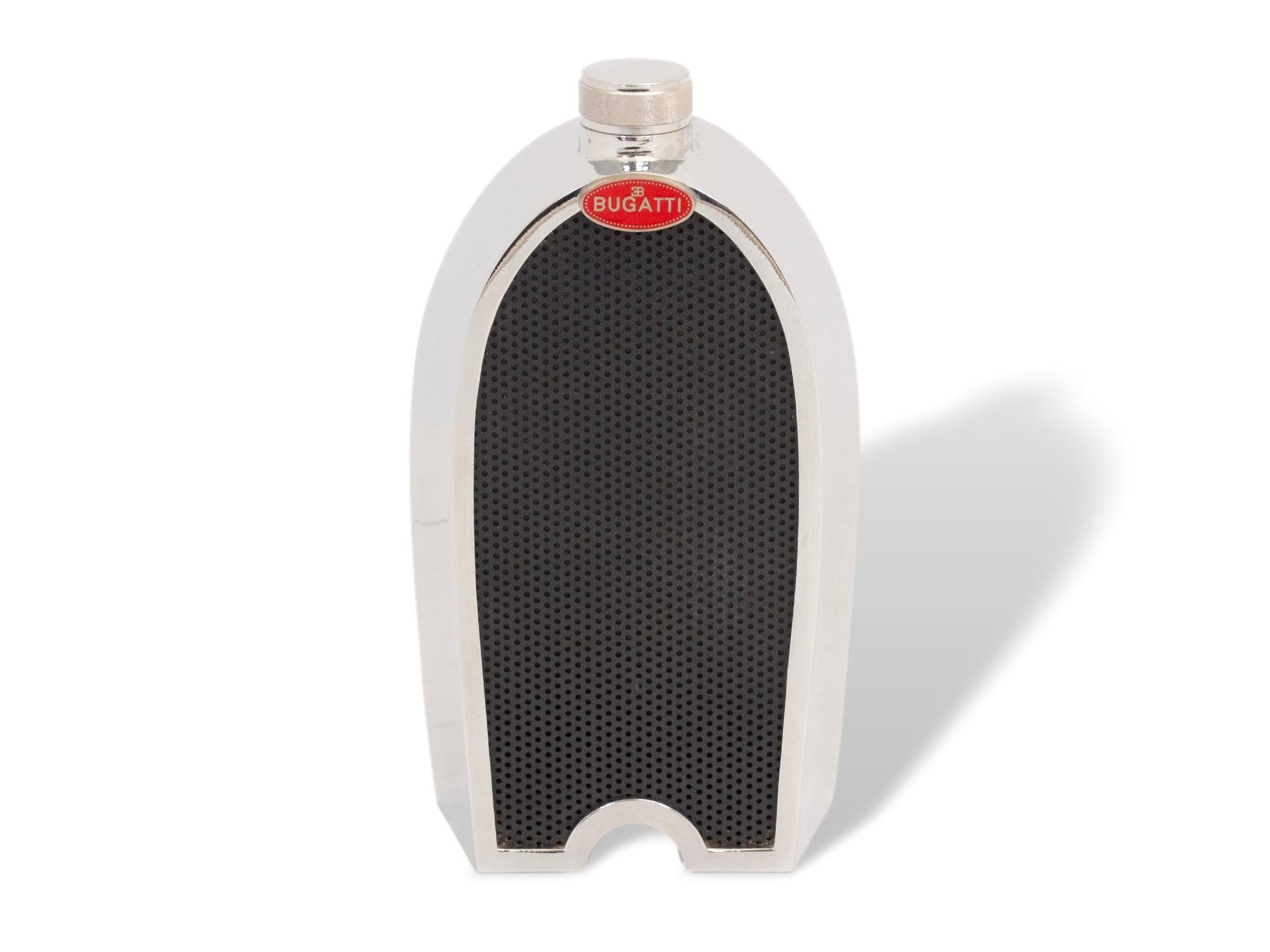 Bugatti Made in France

De nuestra colección Accesorios, tenemos el placer de ofrecerte este Decantador de radiador Bugatti francés. Decantador de radiador modelado como un radiador de coche Bugatti de época, con rejilla frontal, cuerpo cromado y