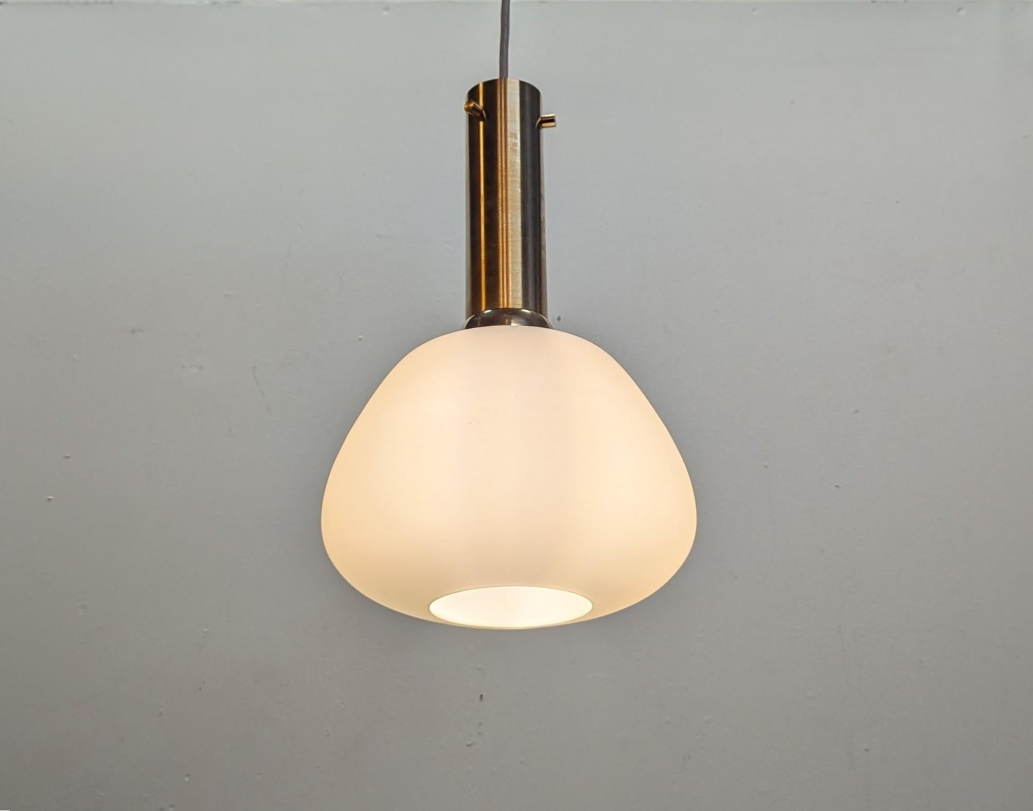 Lámpara colgante francesa de opalina y latón de mediados del siglo XX atribuida a Maison Arlus en venta 3