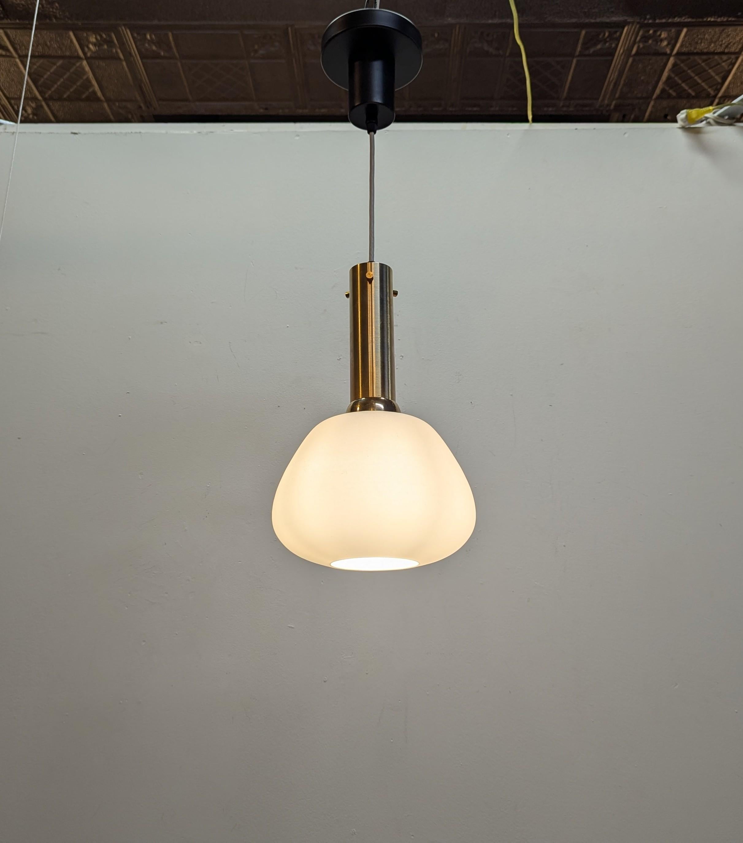 Lámpara colgante francesa de opalina y latón de mediados del siglo XX atribuida a Maison Arlus en venta 4