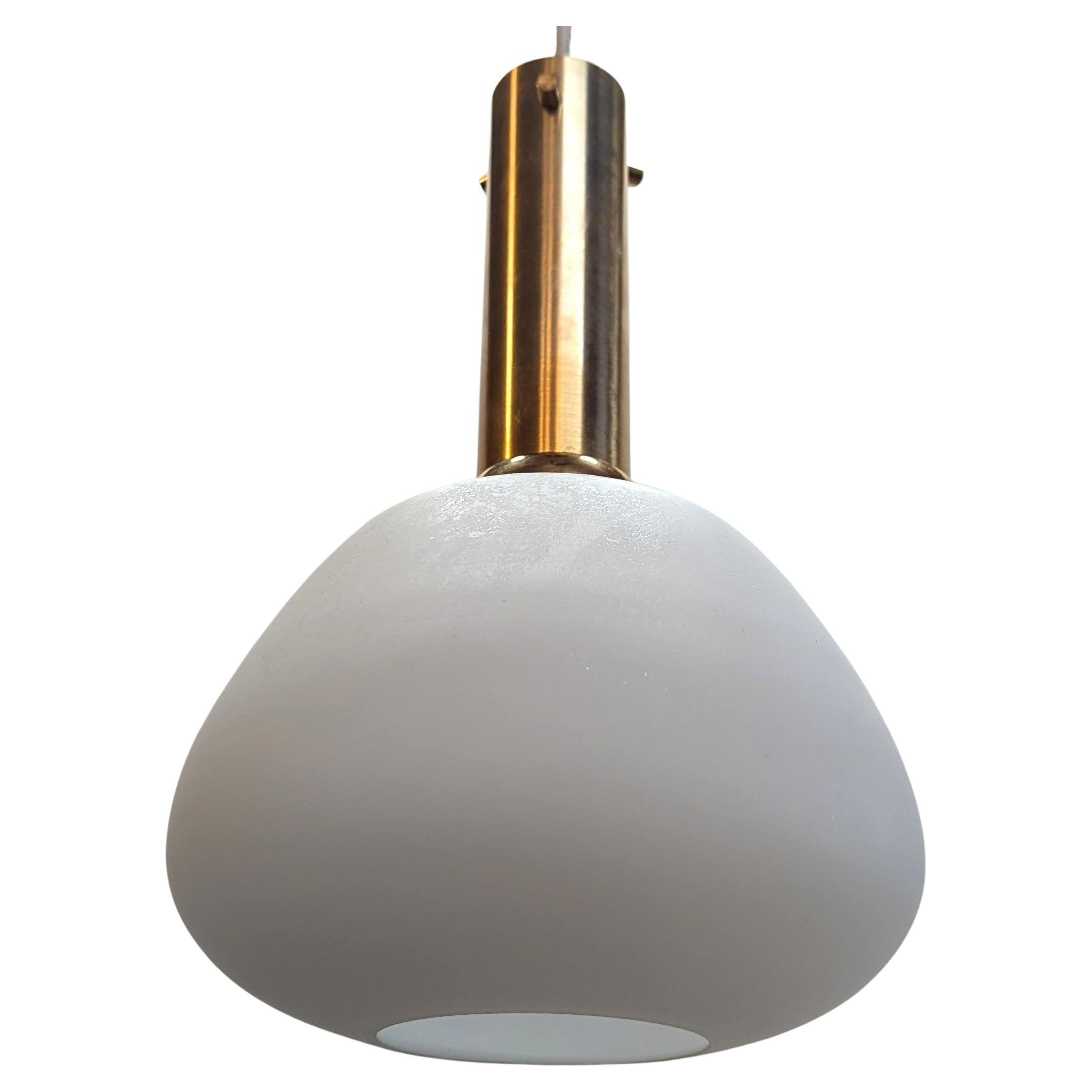 Lámpara colgante francesa de opalina y latón de mediados del siglo XX atribuida a Maison Arlus.  Colgante francés moderno de opalina y latón de mediados de siglo atribuido a Maison Arlus.  Recogida en Francia, En muy buen estado, recableada para la