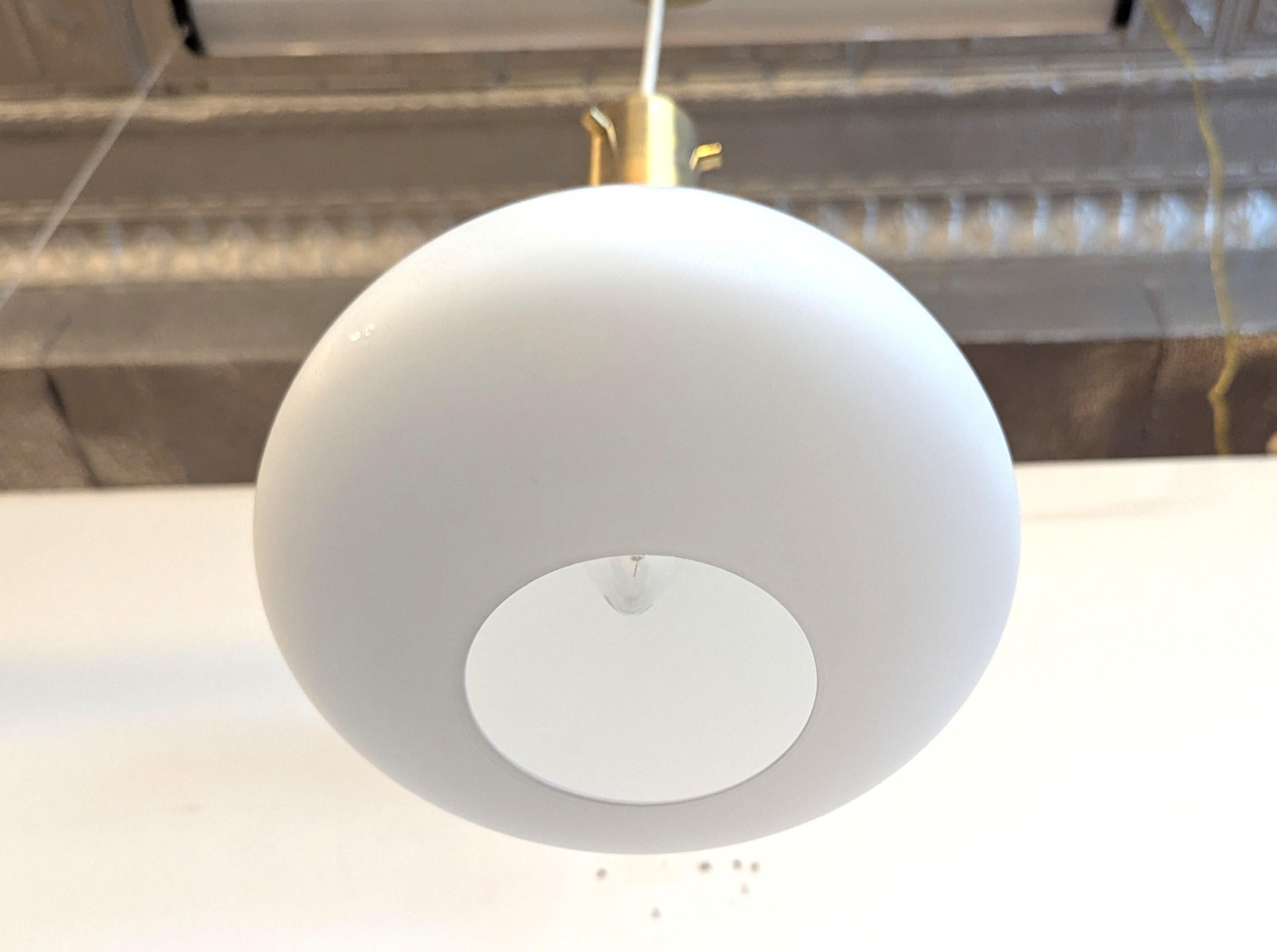 Lámpara colgante francesa de opalina y latón de mediados del siglo XX atribuida a Maison Arlus Moderno de mediados de siglo en venta