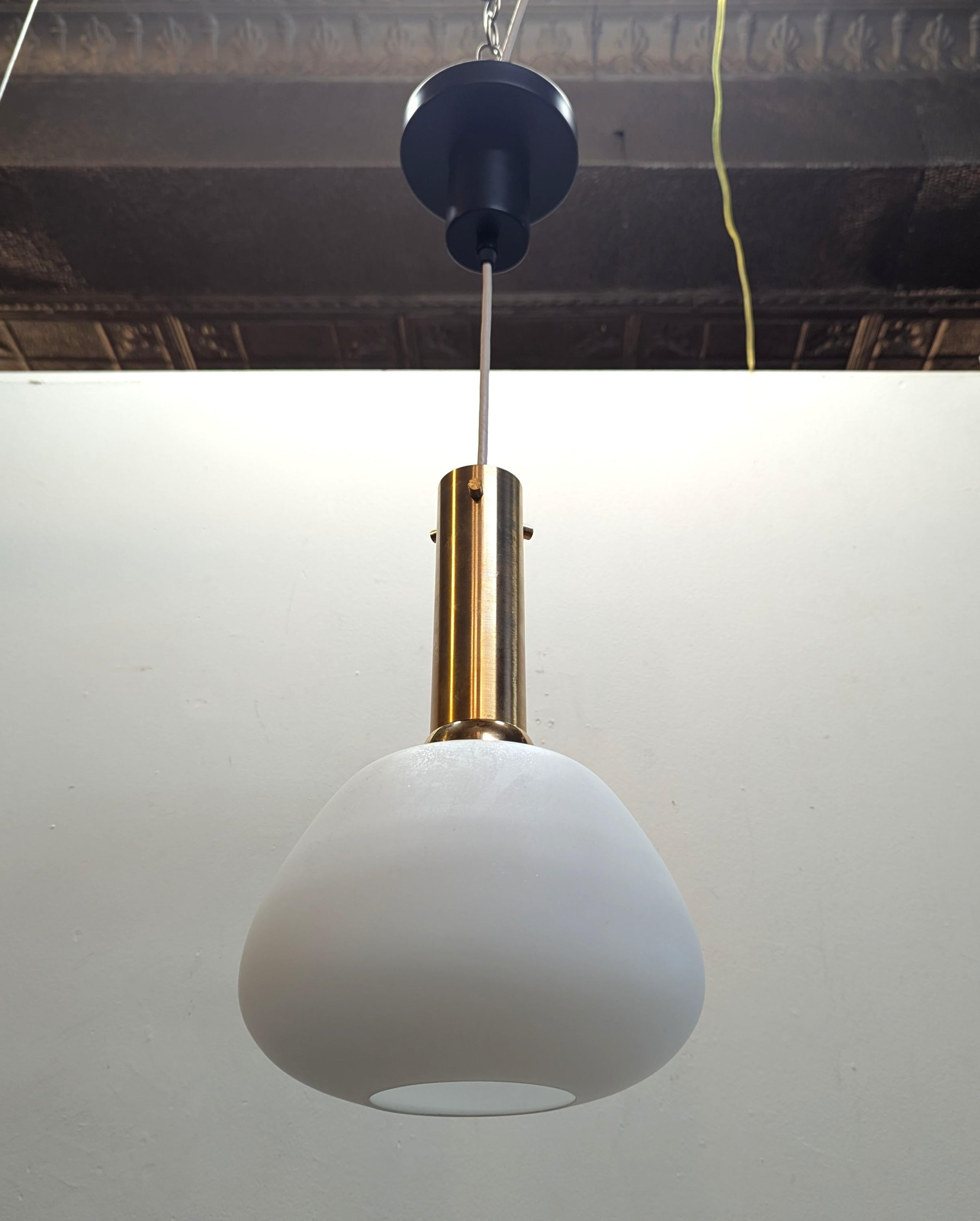 Lámpara colgante francesa de opalina y latón de mediados del siglo XX atribuida a Maison Arlus Francés en venta