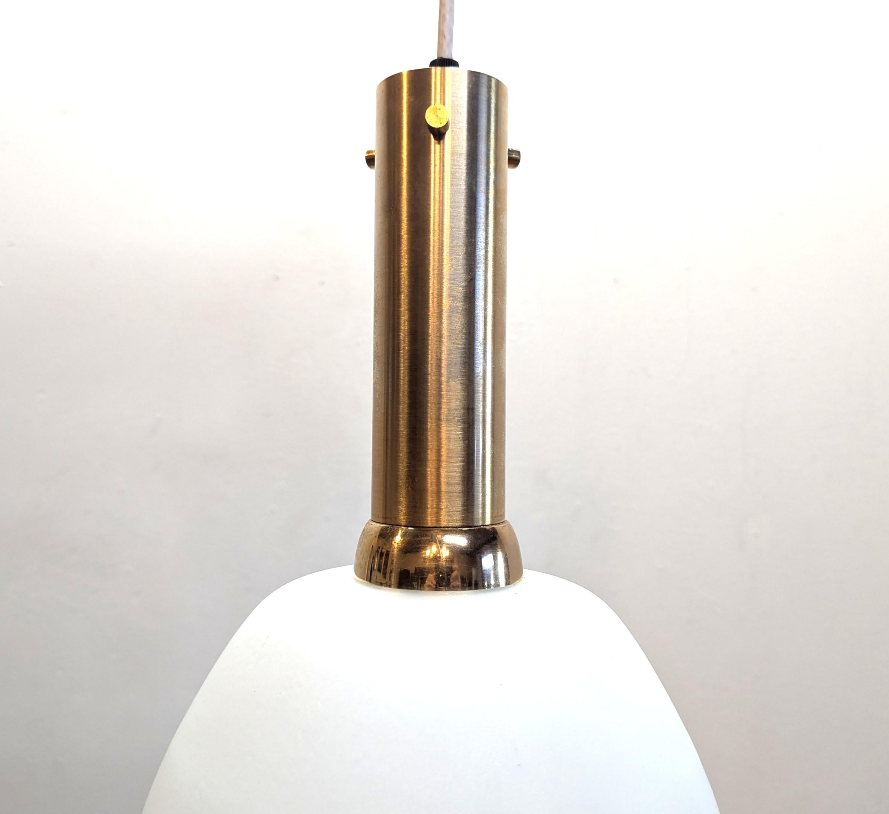 Lámpara colgante francesa de opalina y latón de mediados del siglo XX atribuida a Maison Arlus Fines del siglo XIX en venta