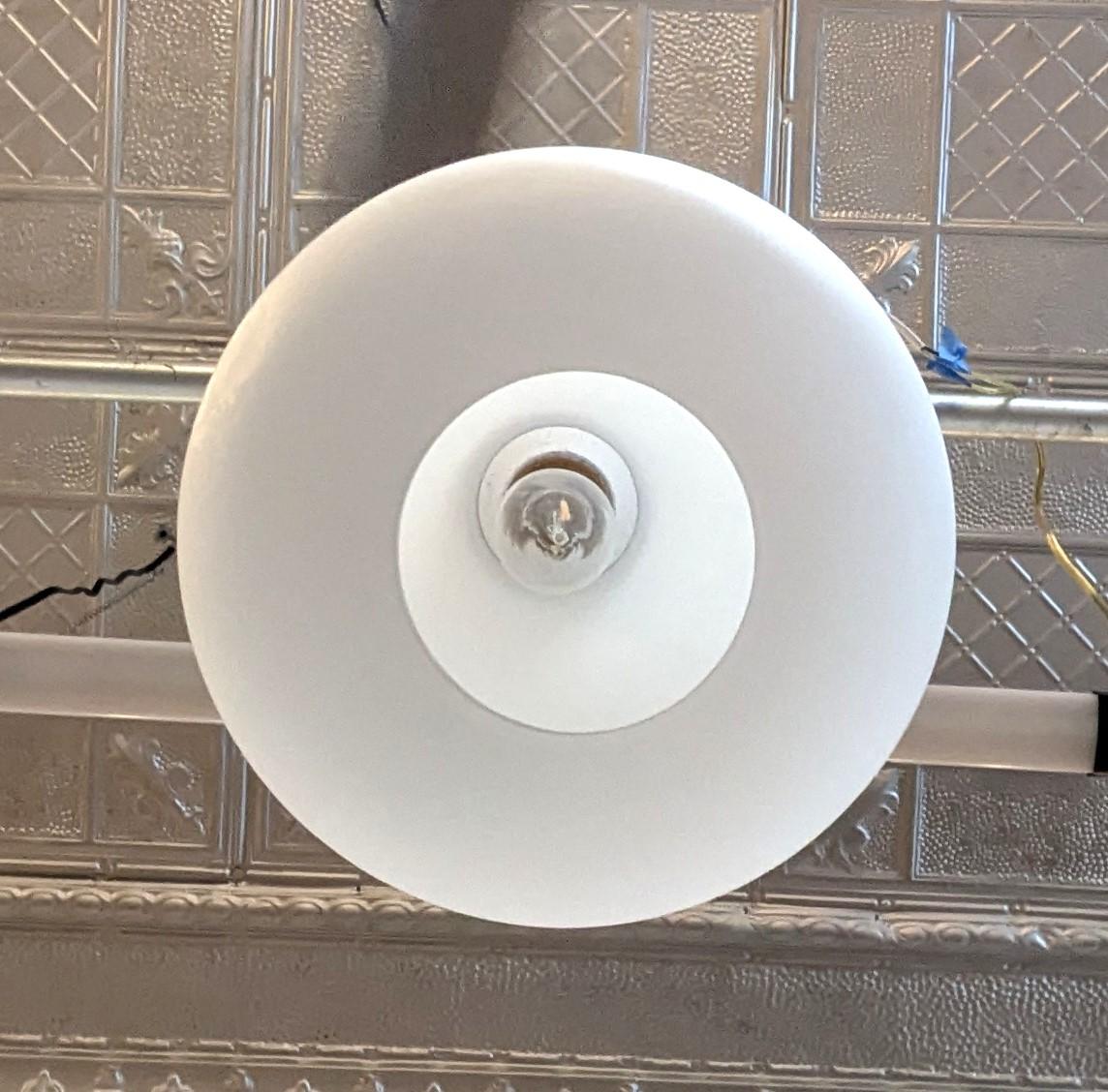 Lámpara colgante francesa de opalina y latón de mediados del siglo XX atribuida a Maison Arlus Latón en venta