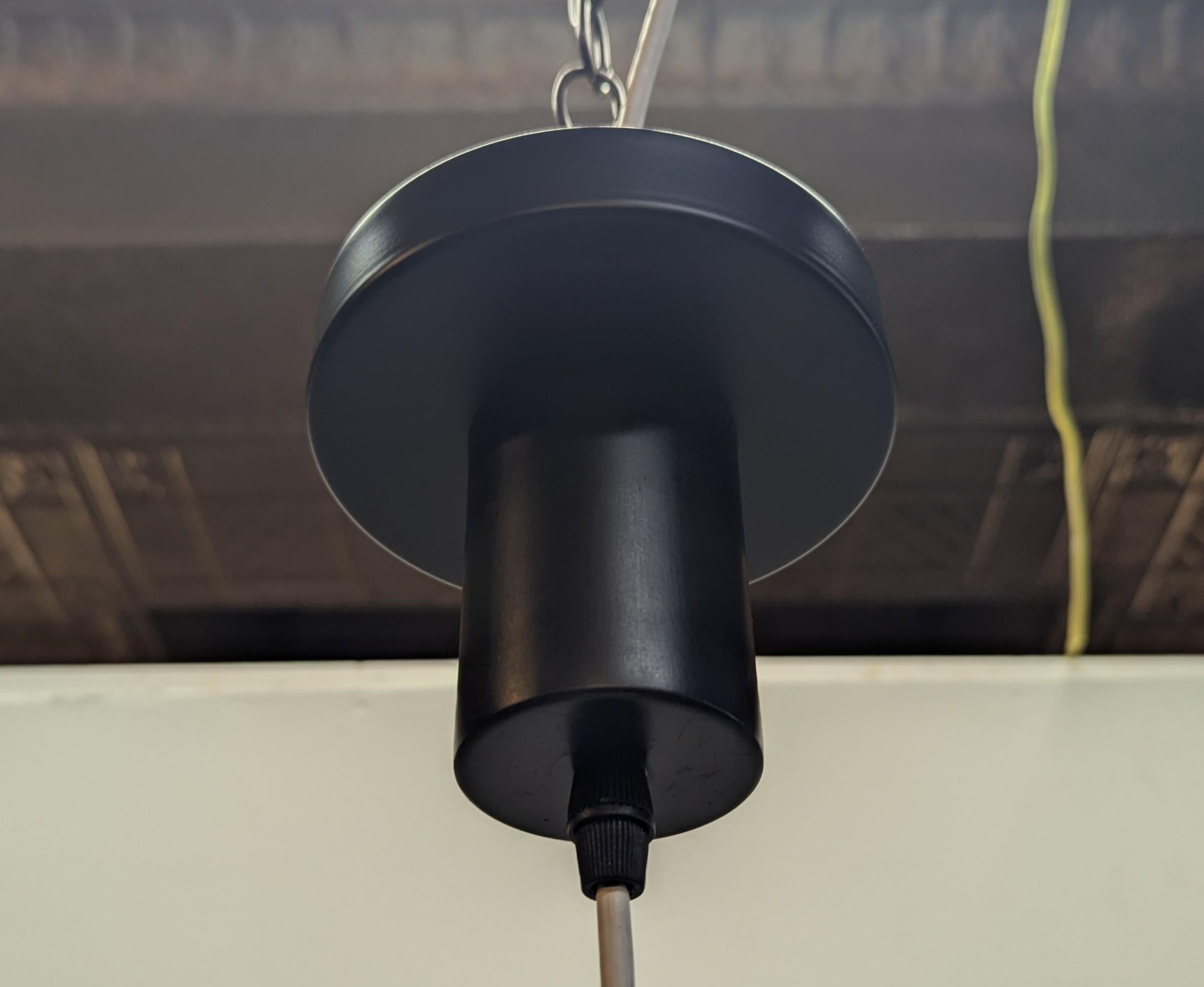 Lámpara colgante francesa de opalina y latón de mediados del siglo XX atribuida a Maison Arlus en venta 1