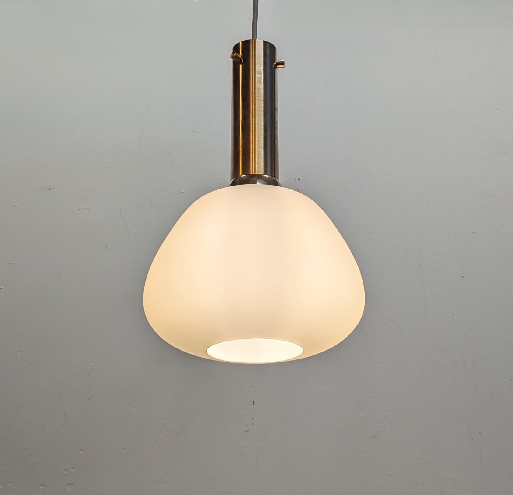 Lámpara colgante francesa de opalina y latón de mediados del siglo XX atribuida a Maison Arlus en venta 2