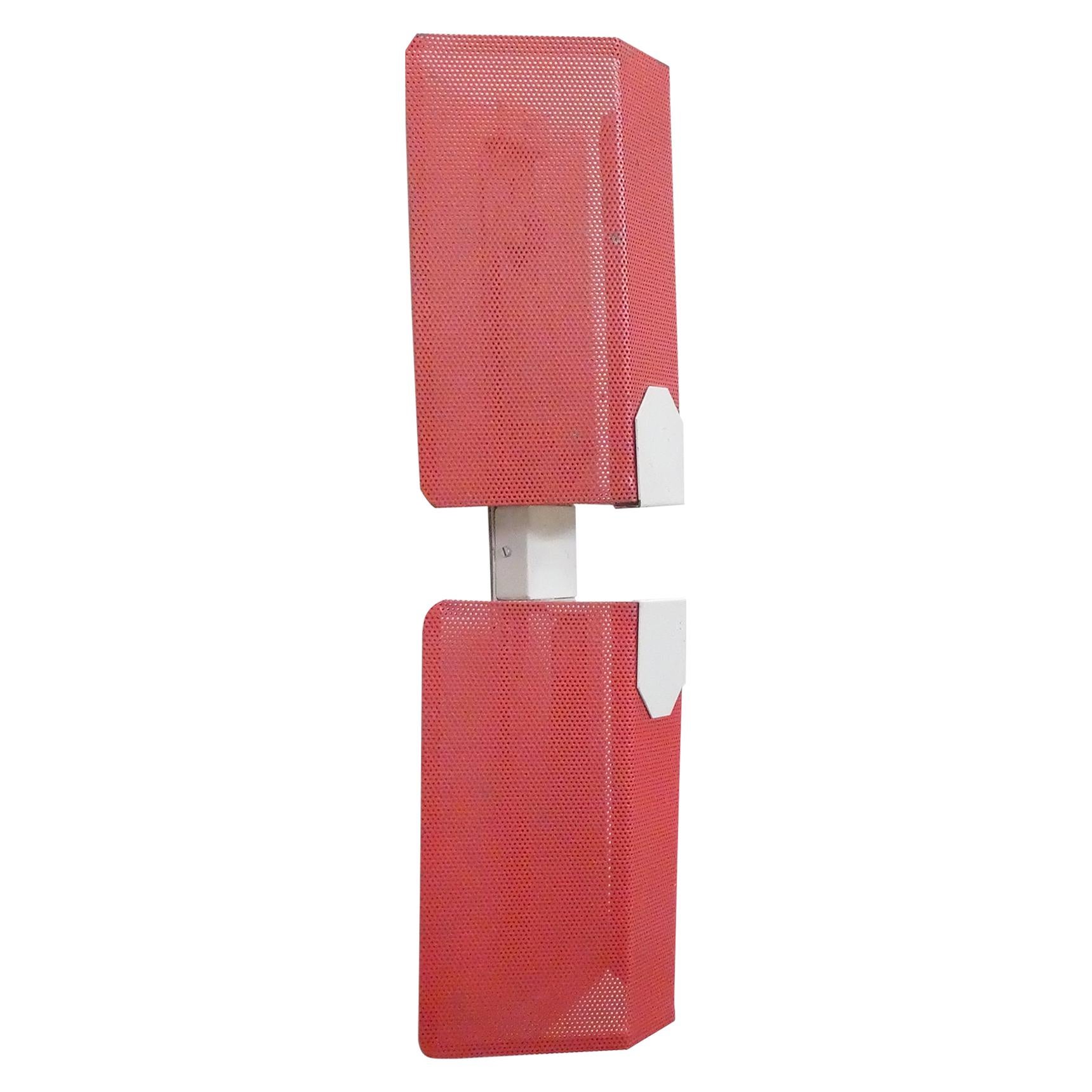 Paire d'appliques en métal rouge perforé de Mathieu Matégot, années 1950.

Deux éléments en tôle rouge perforée sont maintenus en position verticale par une structure géométrique laquée en blanc.

Grâce à son esprit créatif extrêmement actif,