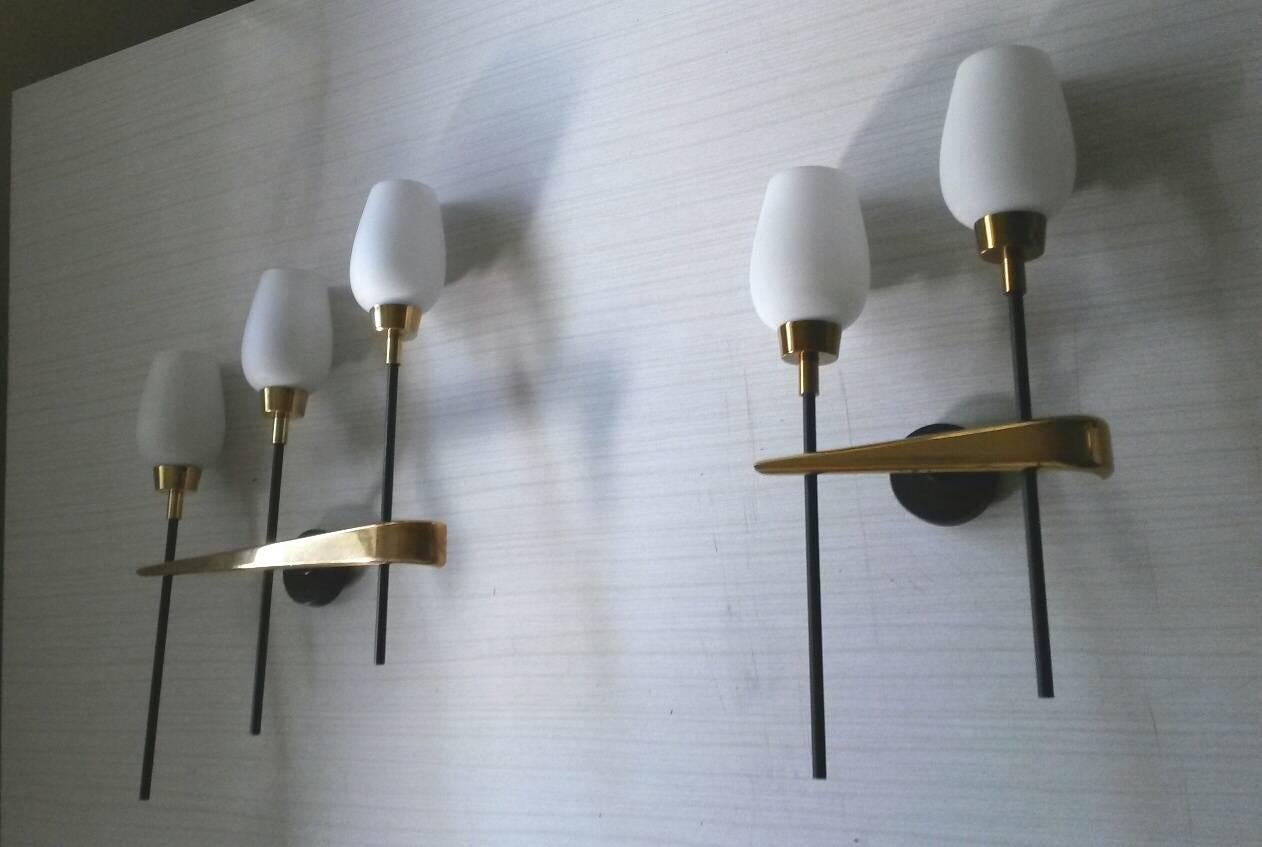 Lunel French Mid-Century Modern Pair of Gilt Bronze White Opaline Sconces, 1950 In Good Condition For Sale In Paris, FR