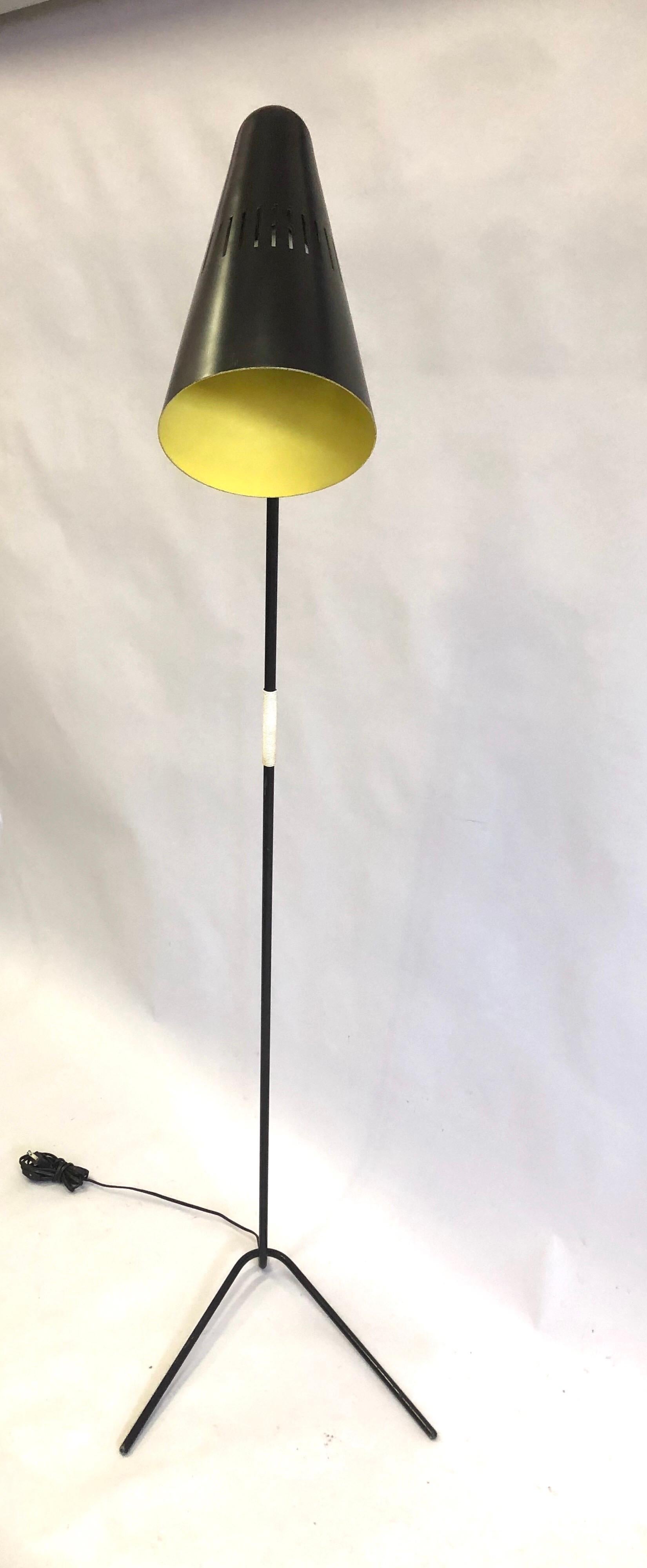 Émaillé Prototype de lampadaire français de style mi-siècle moderne, Serge Mouille & Pierre Guariche en vente