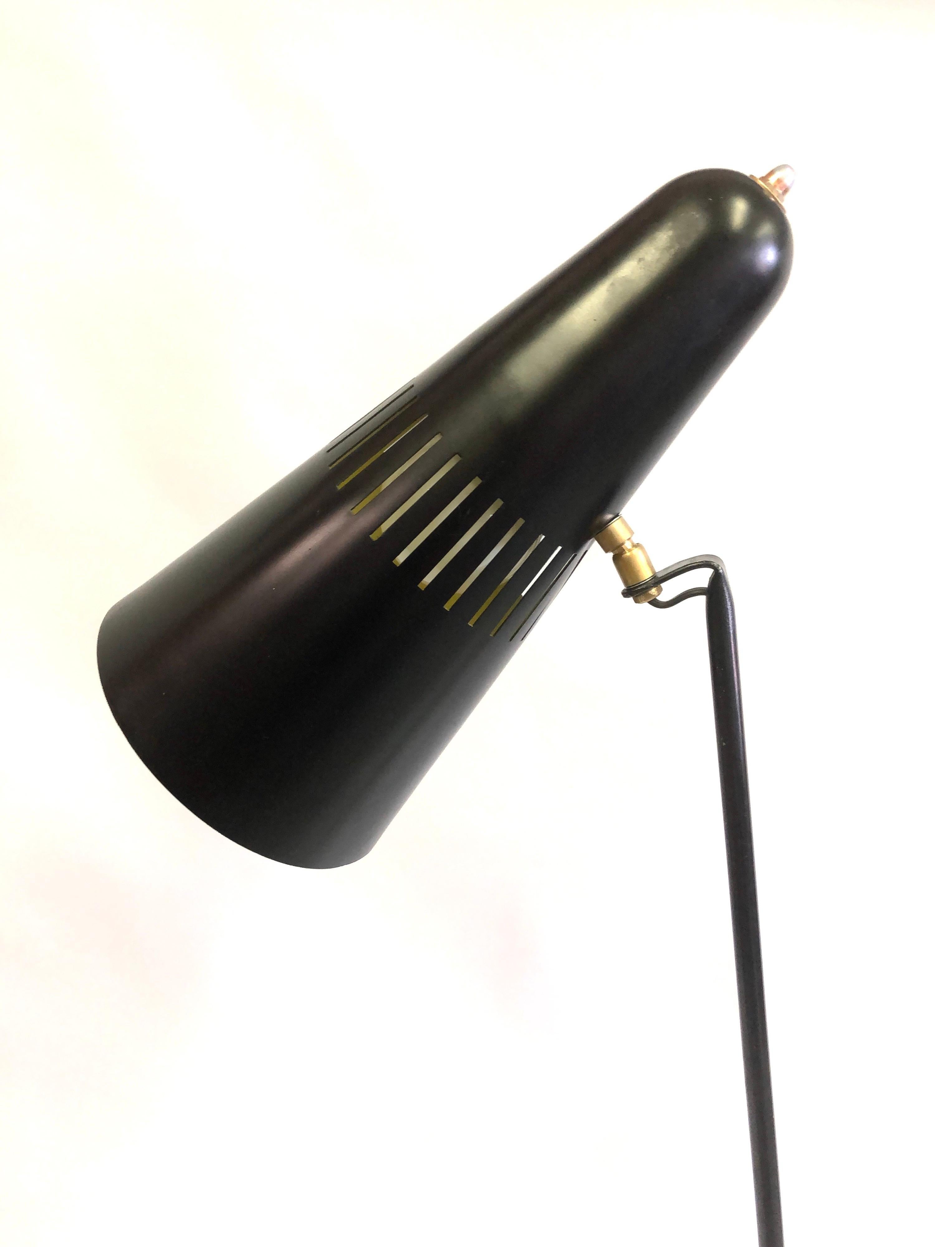 20ième siècle Prototype de lampadaire français de style mi-siècle moderne, Serge Mouille & Pierre Guariche en vente
