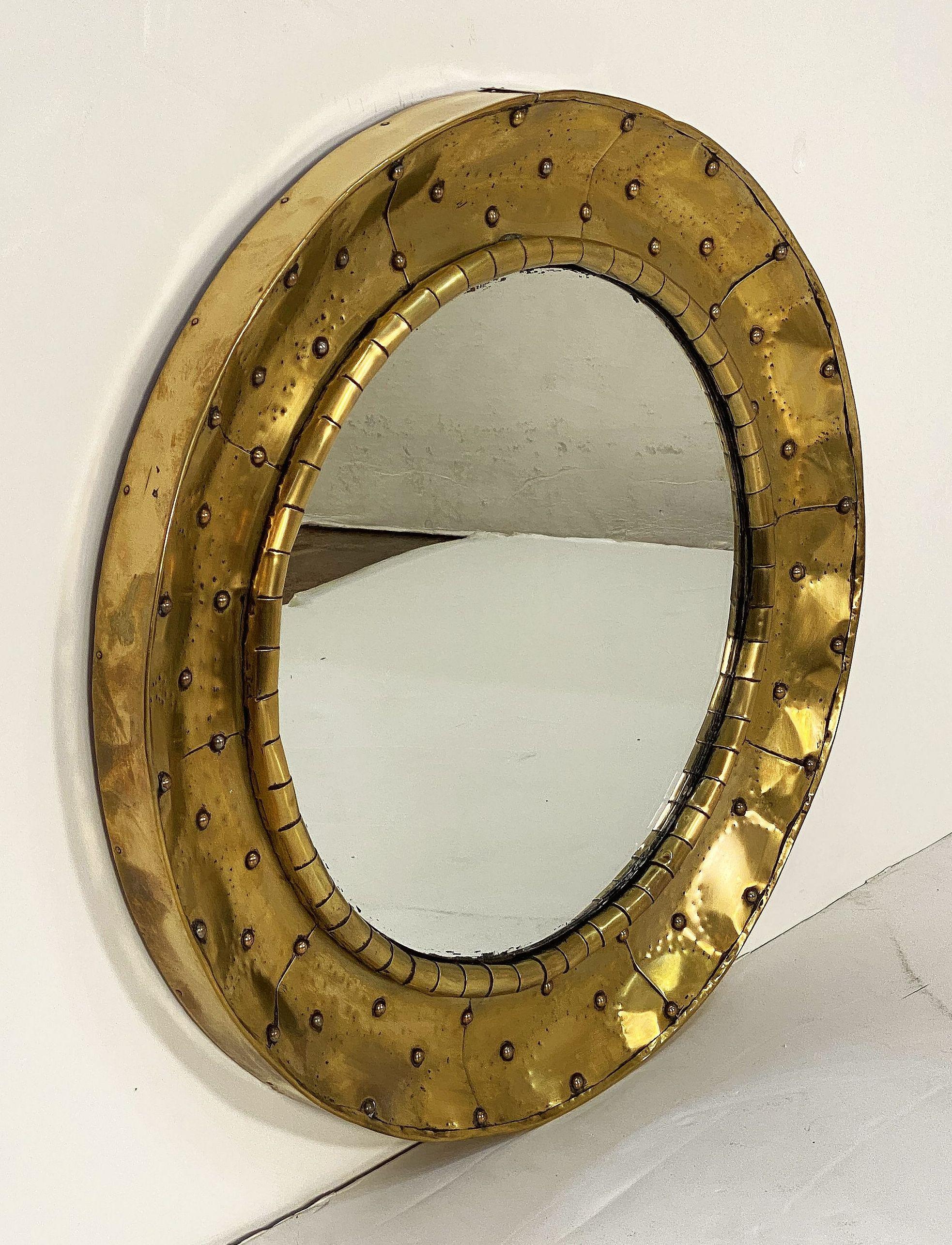 Francese Specchio rotondo in ottone francese della metà del secolo scorso (diametro 25 3/4) in vendita