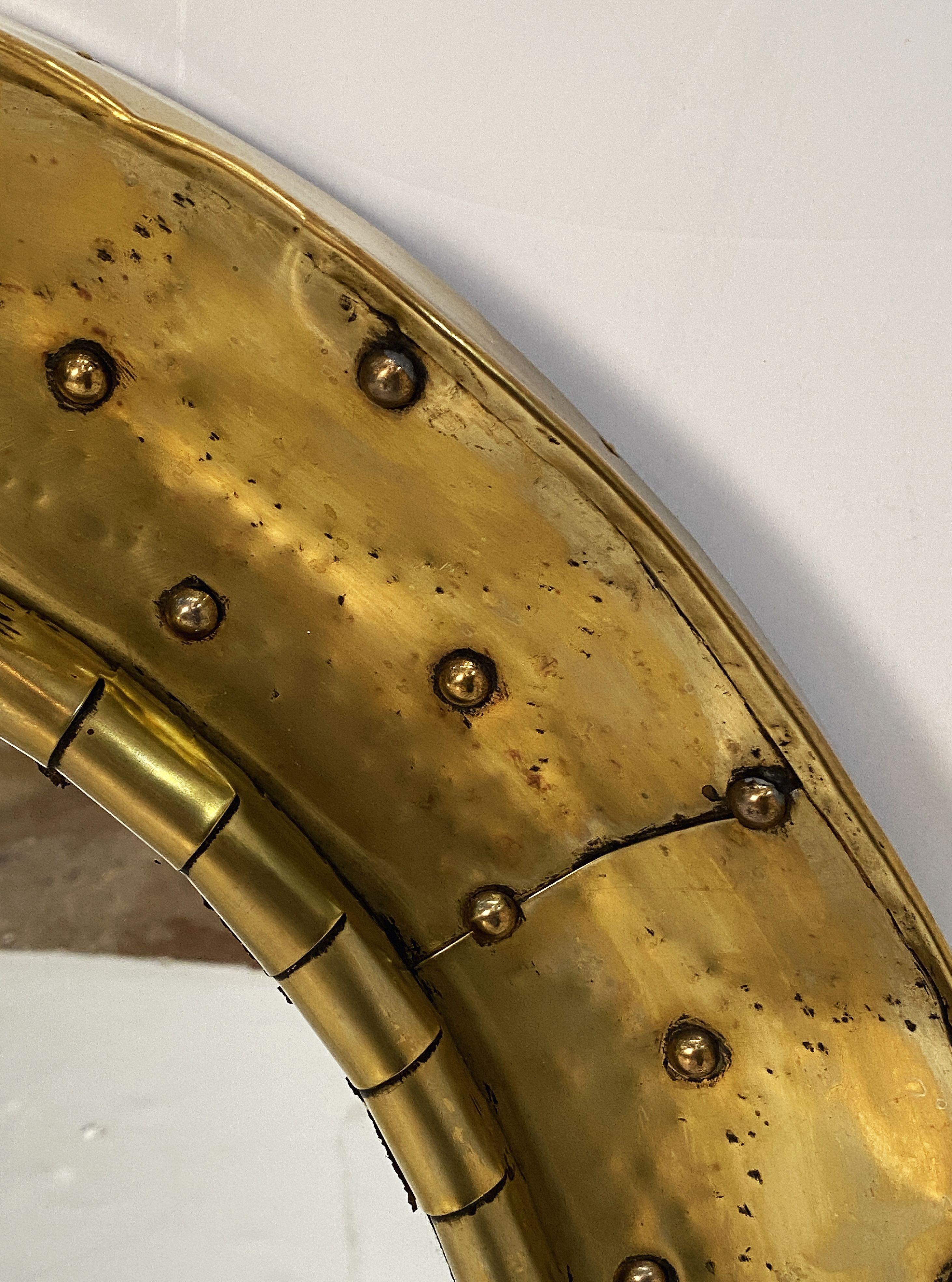 Vetro Specchio rotondo in ottone francese della metà del secolo scorso (diametro 25 3/4) in vendita