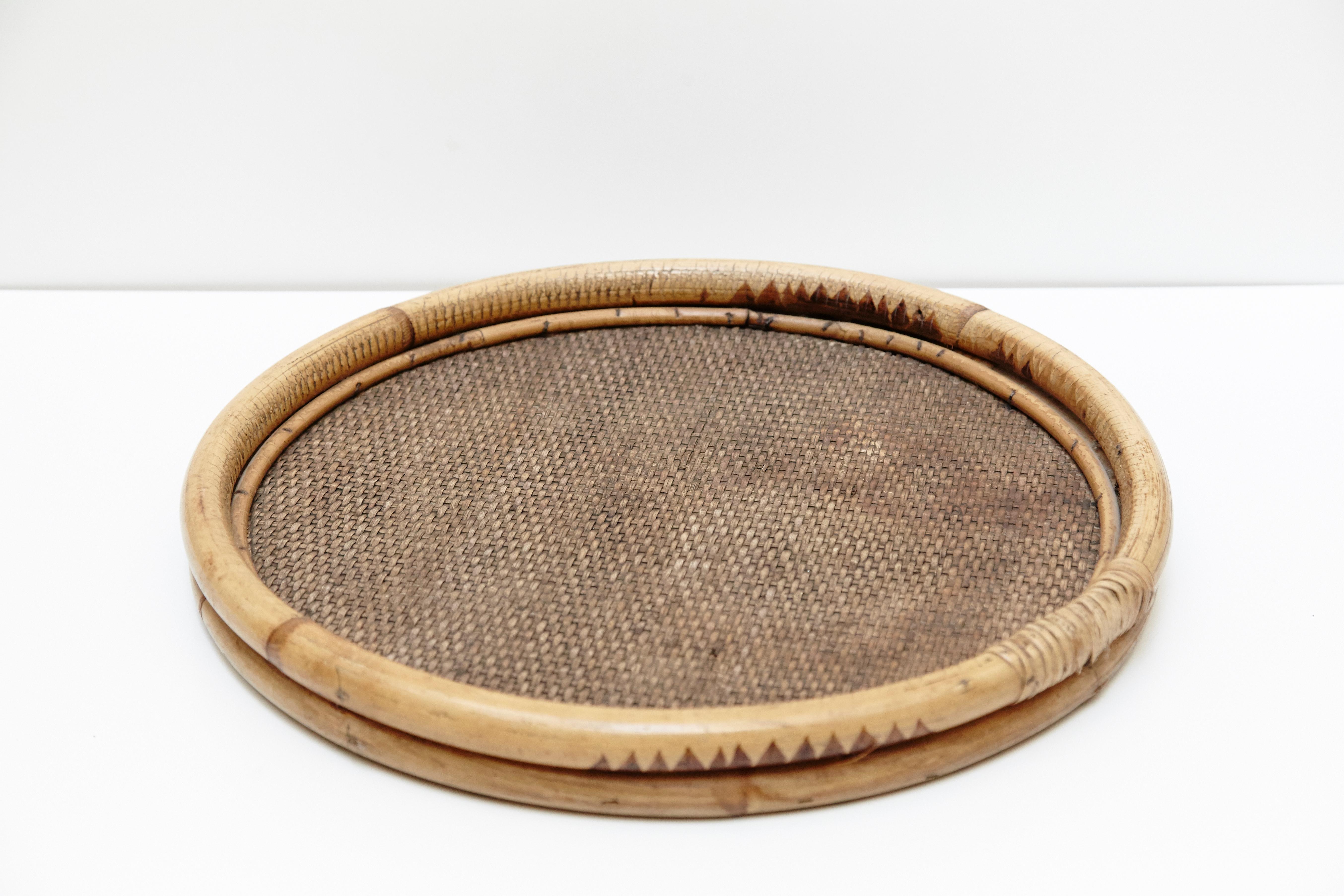 Round rattan tray in rattan.
Manufactured in France by Unknown Manufacturer, circa 1950.

In good original condition with minor wear consistent of age and use, preserving a beautiful patina.
   