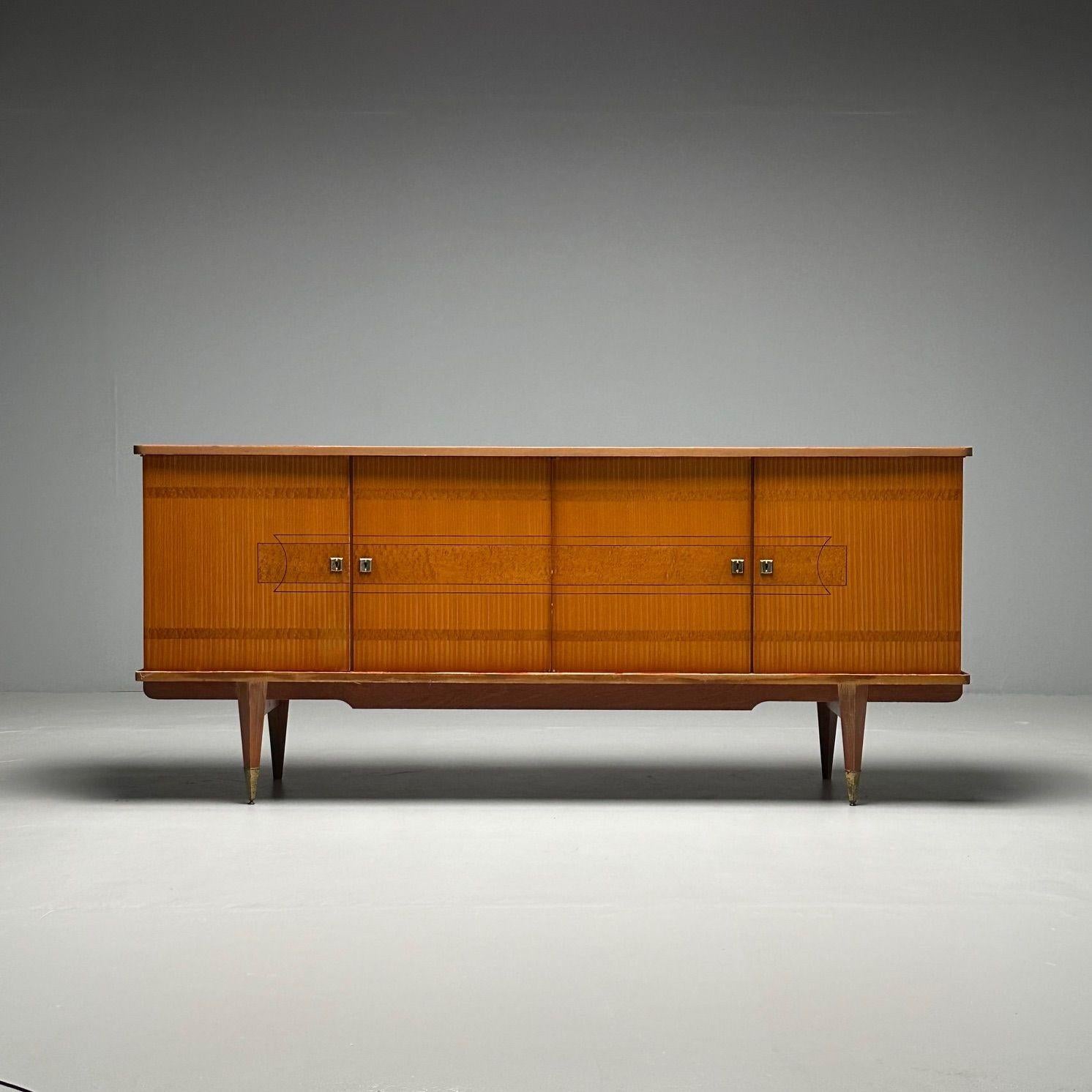 Credenza francese del Mid-Century Modern, mogano cubano, sicomoro, ottone patinato, Francia, anni '40

Credenza o buffet francese in mogano cubano con quattro porte che conducono a un interno in sicomoro finemente arredato. Questo grande e imponente