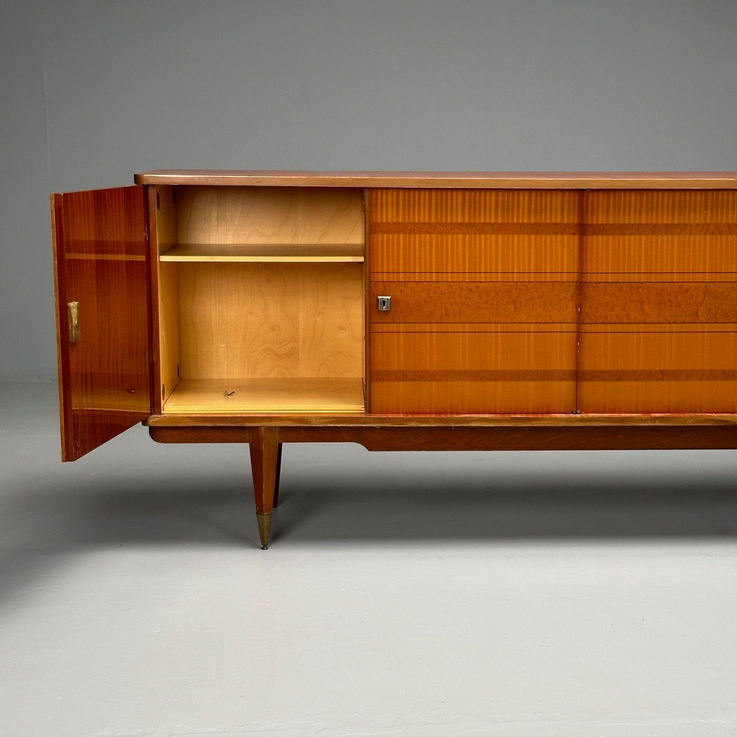 Metà XX secolo Credenza francese del Mid-Century Modern, mogano cubano, sicomoro, ottone, anni '40 in vendita