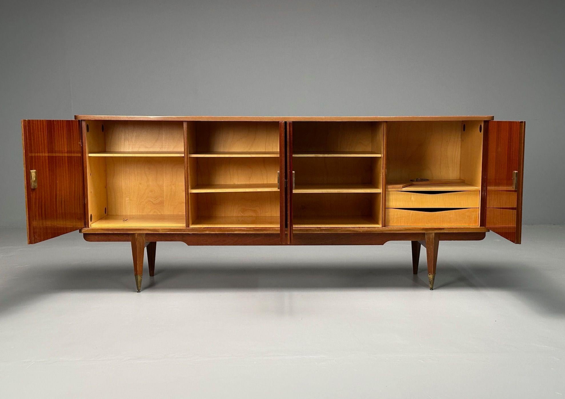 Ottone Credenza francese del Mid-Century Modern, mogano cubano, sicomoro, ottone, anni '40 in vendita