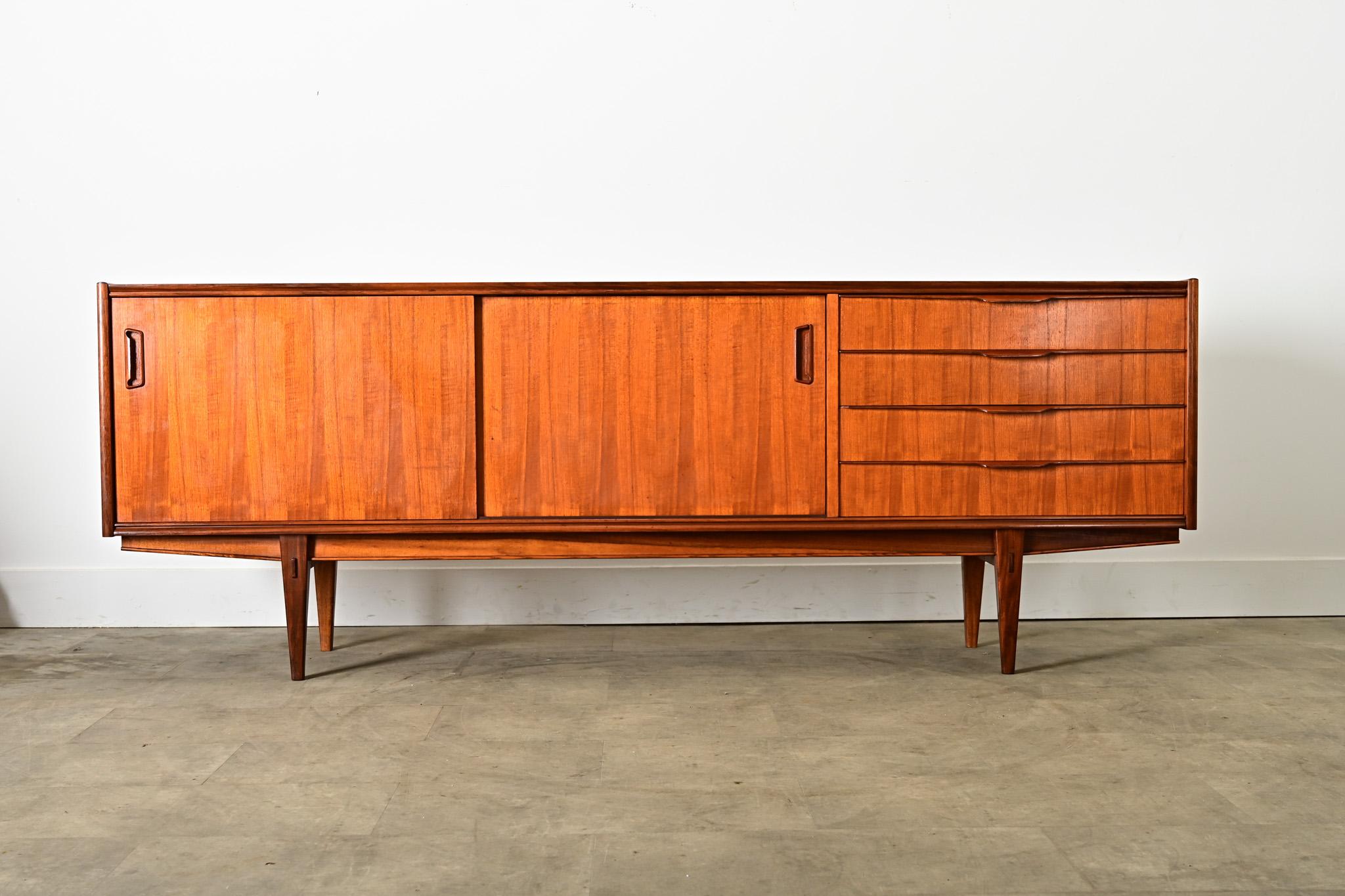 Credenza francese Mid-century Modern (circa 1960) in legno di noce di innegabile ispirazione scandinavo-danese, per offrire uno spazio pratico e attraente in una sala da pranzo o in un soggiorno. La cassa rettangolare è separata in tre opzioni di