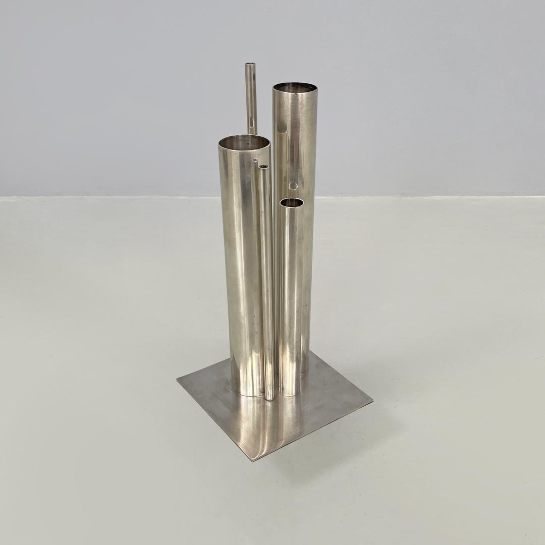 Vaso d'argento francese della metà del secolo scorso Polivaso di Gio Ponti per Christofle 1950
Vaso per fiori mod. Polivaso in argento. La struttura è composta da cinque aste cilindriche di varie altezze e diametri, unite da una piastra quadrata