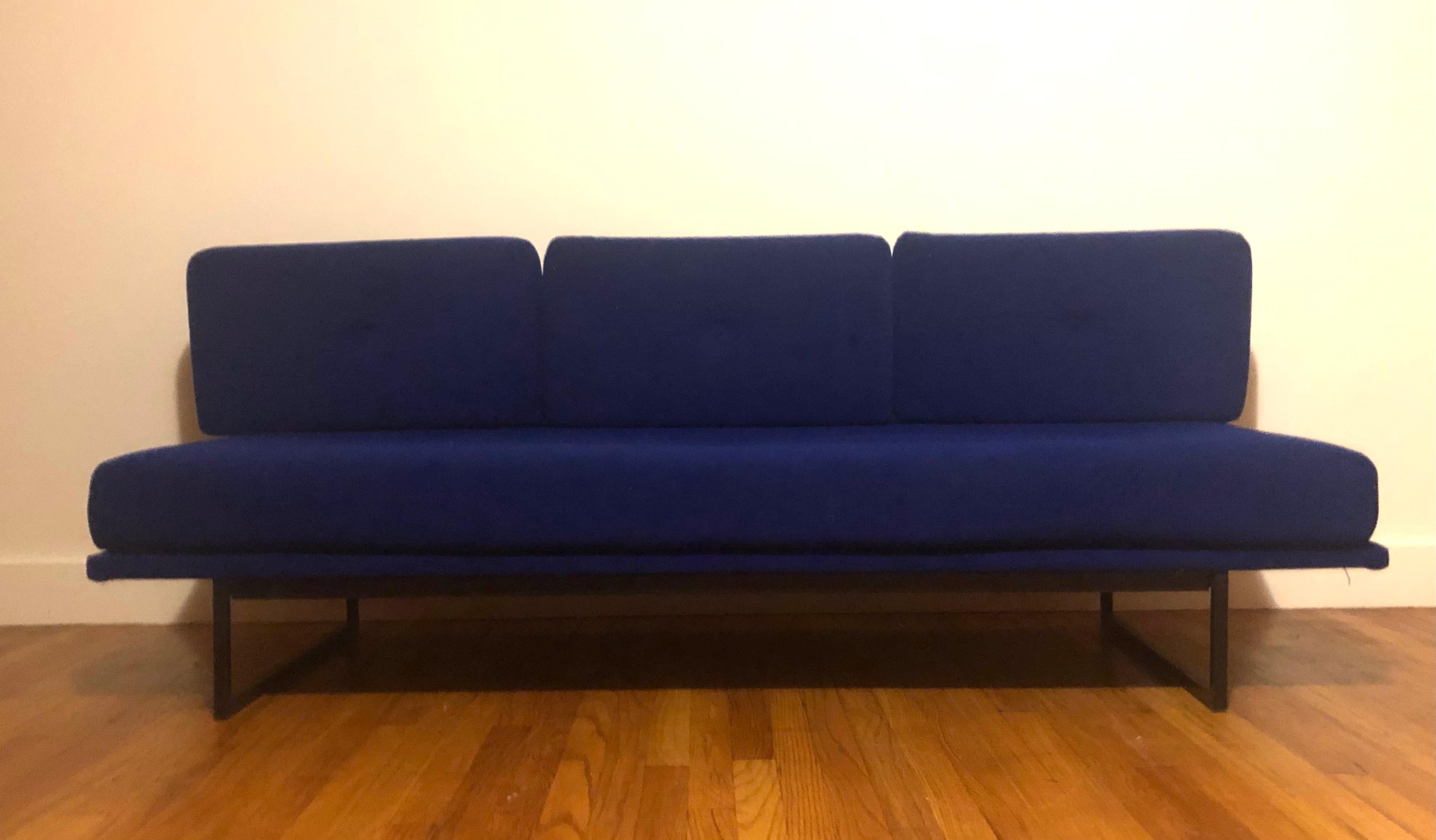 Französisches Mid-Century Modern Sofa / Tagesbett von A R P & Yves Klein Blauer Stoff im Stil des Mid-Century Modern im Zustand „Gut“ im Angebot in New York, NY