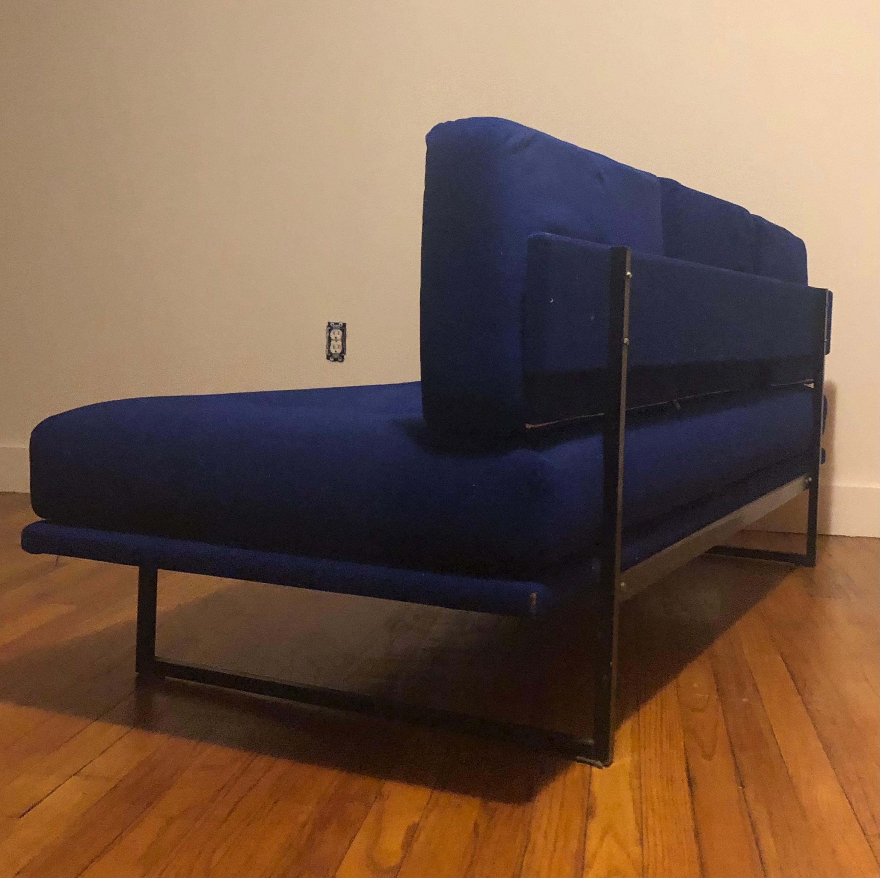 Französisches Mid-Century Modern Sofa / Tagesbett von A R P & Yves Klein Blauer Stoff im Stil des Mid-Century Modern (20. Jahrhundert) im Angebot
