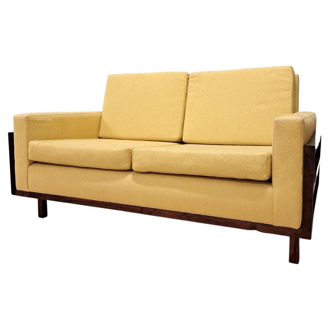 Sehr elegantes Zweisitzer-Sofa aus Palisanderholz mit schlichten Linien, bezogen mit gelbem Bouclé-Stoff. Das perfekte Sofa für jeden Raum. Can verkaufen hat ein Paar oder einzeln. Der Stoff ist professionell gereinigt worden. 

Abmessungen: B 135 x