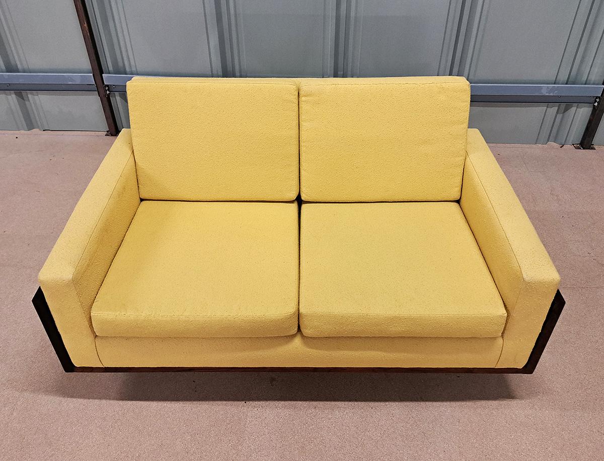 Französisches Mid-Century Modern Sofa mit hellgelbem Bouclé-Stoff (Moderne der Mitte des Jahrhunderts) im Angebot