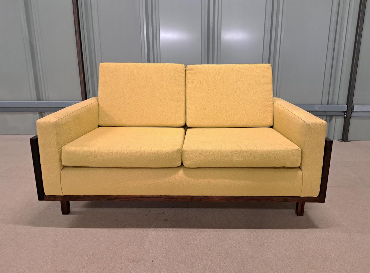 Französisches Mid-Century Modern Sofa mit hellgelbem Bouclé-Stoff im Zustand „Gut“ im Angebot in Saint Leonards-on-sea, England