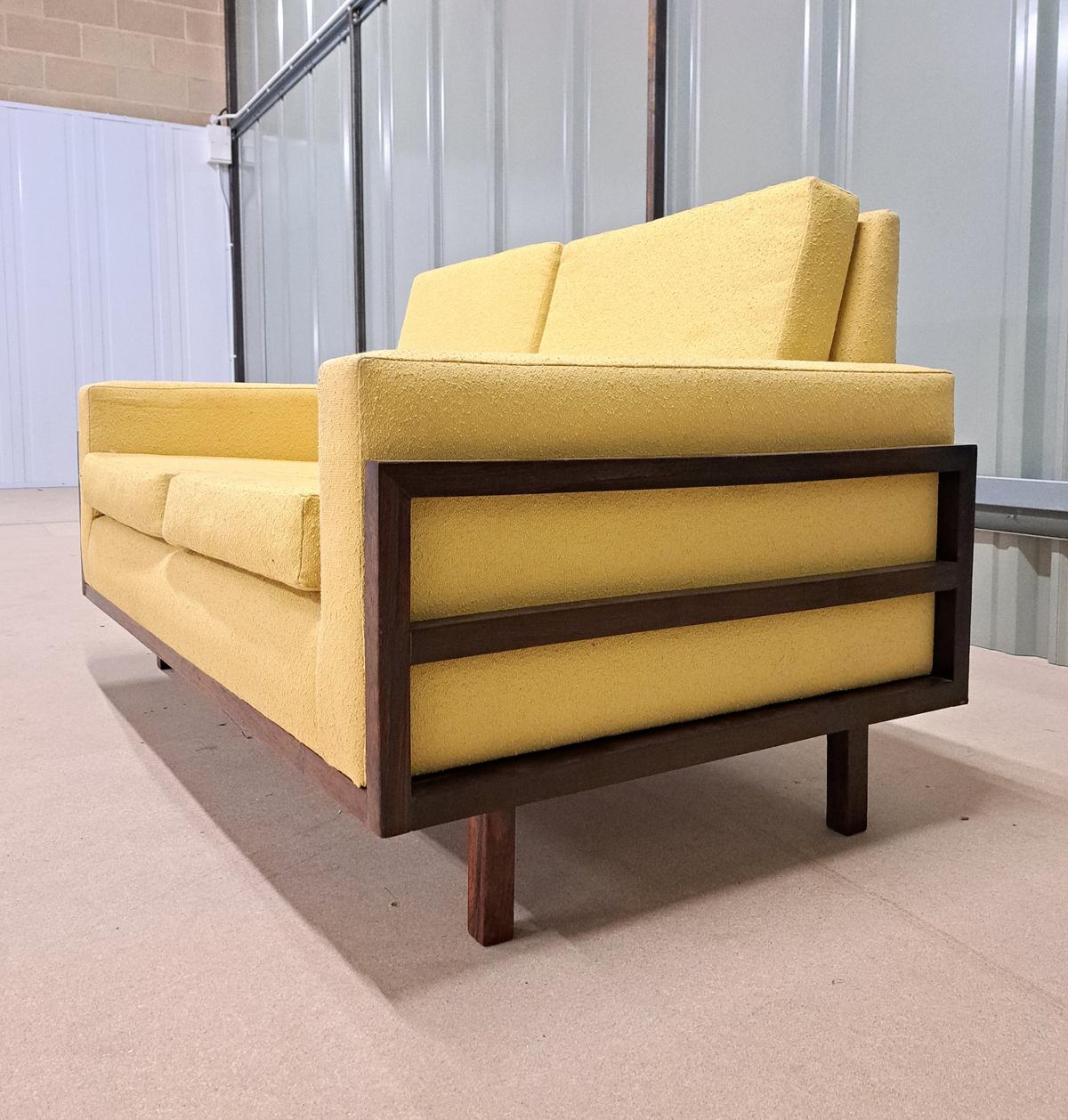 Französisches Mid-Century Modern Sofa mit hellgelbem Bouclé-Stoff (20. Jahrhundert) im Angebot
