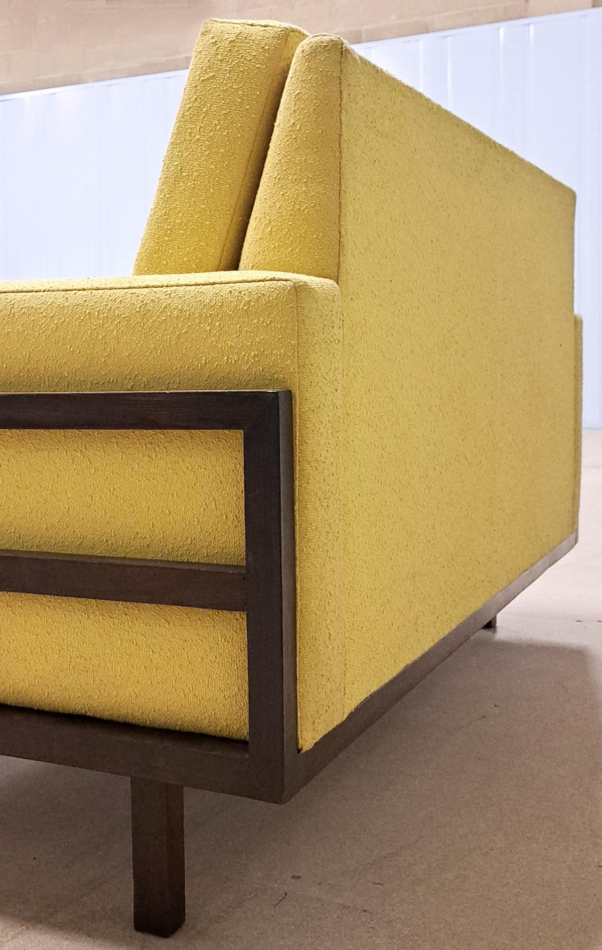Französisches Mid-Century Modern Sofa mit hellgelbem Bouclé-Stoff im Angebot 1