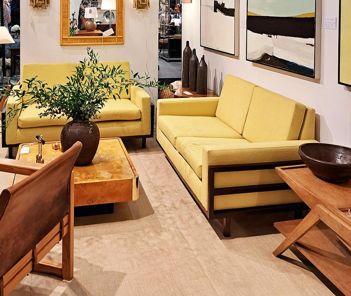 Französisches Mid-Century Modern Sofa mit hellgelbem Bouclé-Stoff im Angebot 4