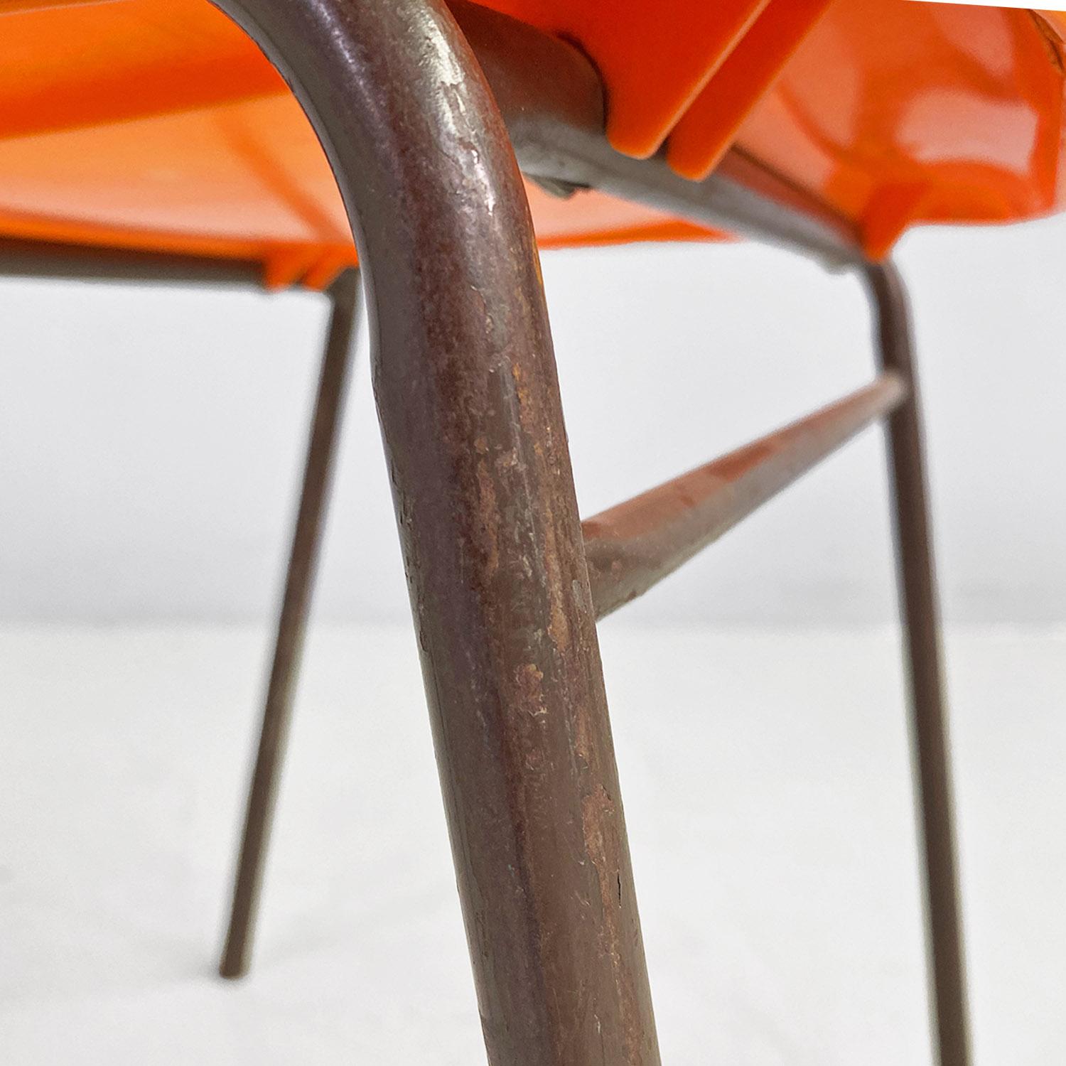 French mid-century modern stackable orange plastic chairs, 1960s For Sale 3