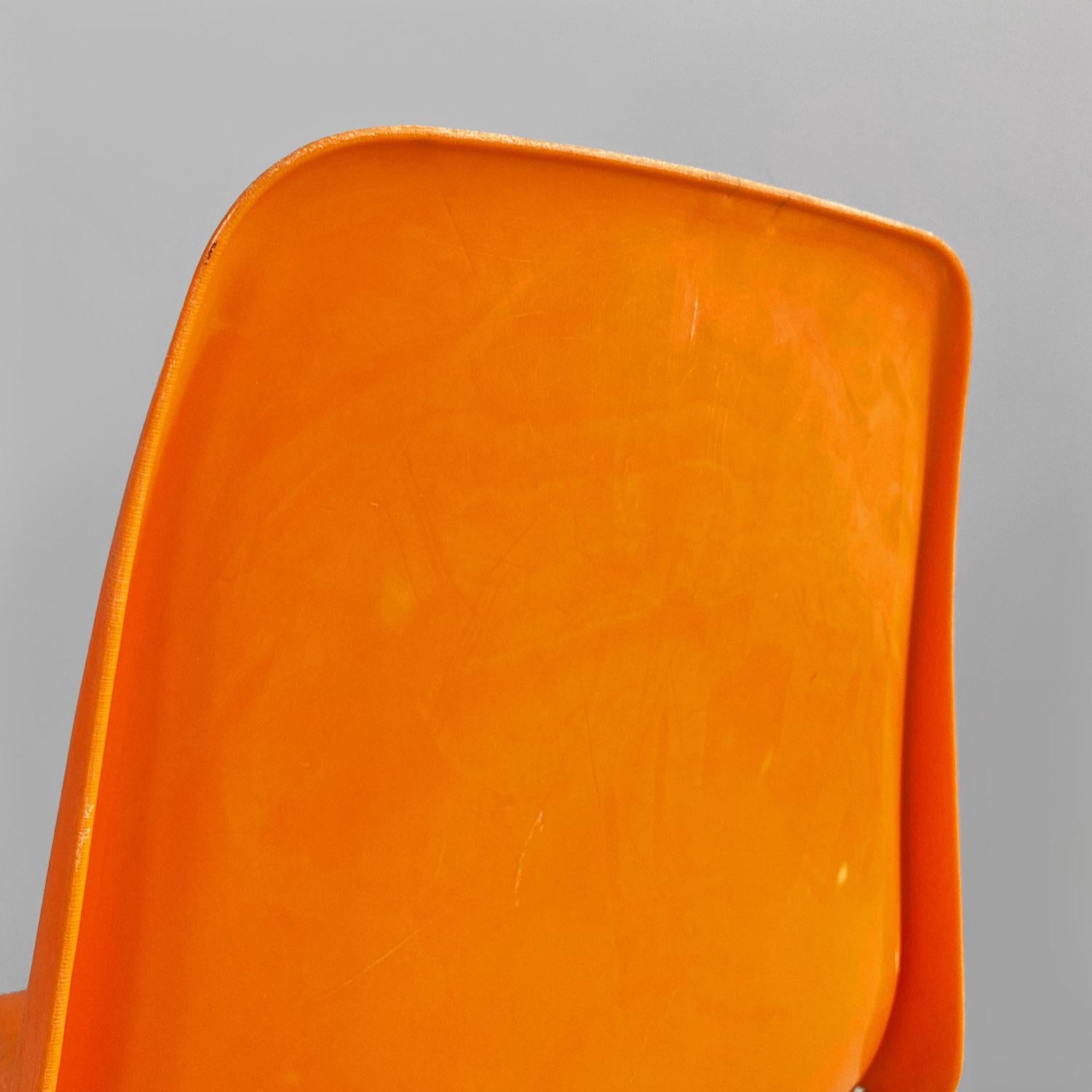 French mid-century modern stackable orange plastic chairs, 1960s For Sale 5