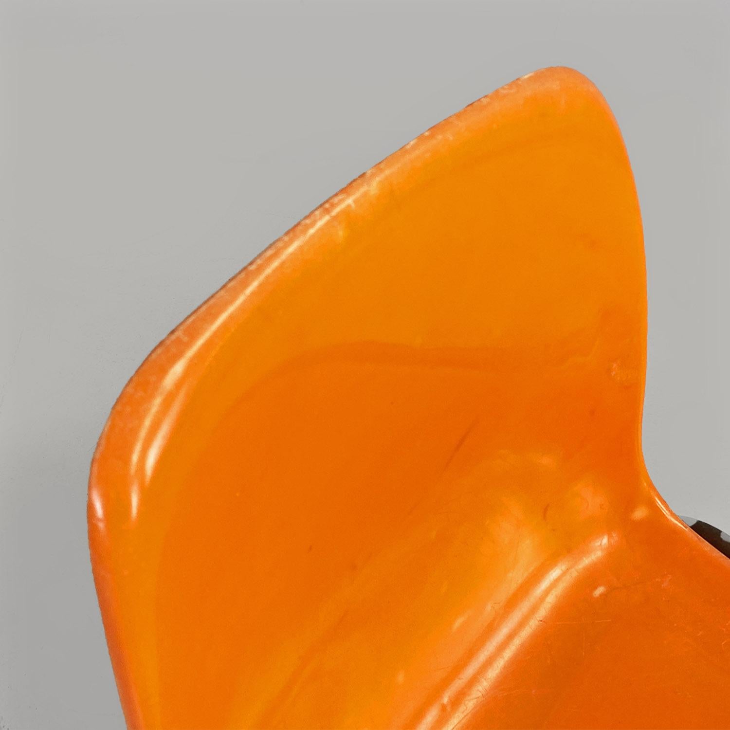 French mid-century modern stackable orange plastic chairs, 1960s For Sale 7