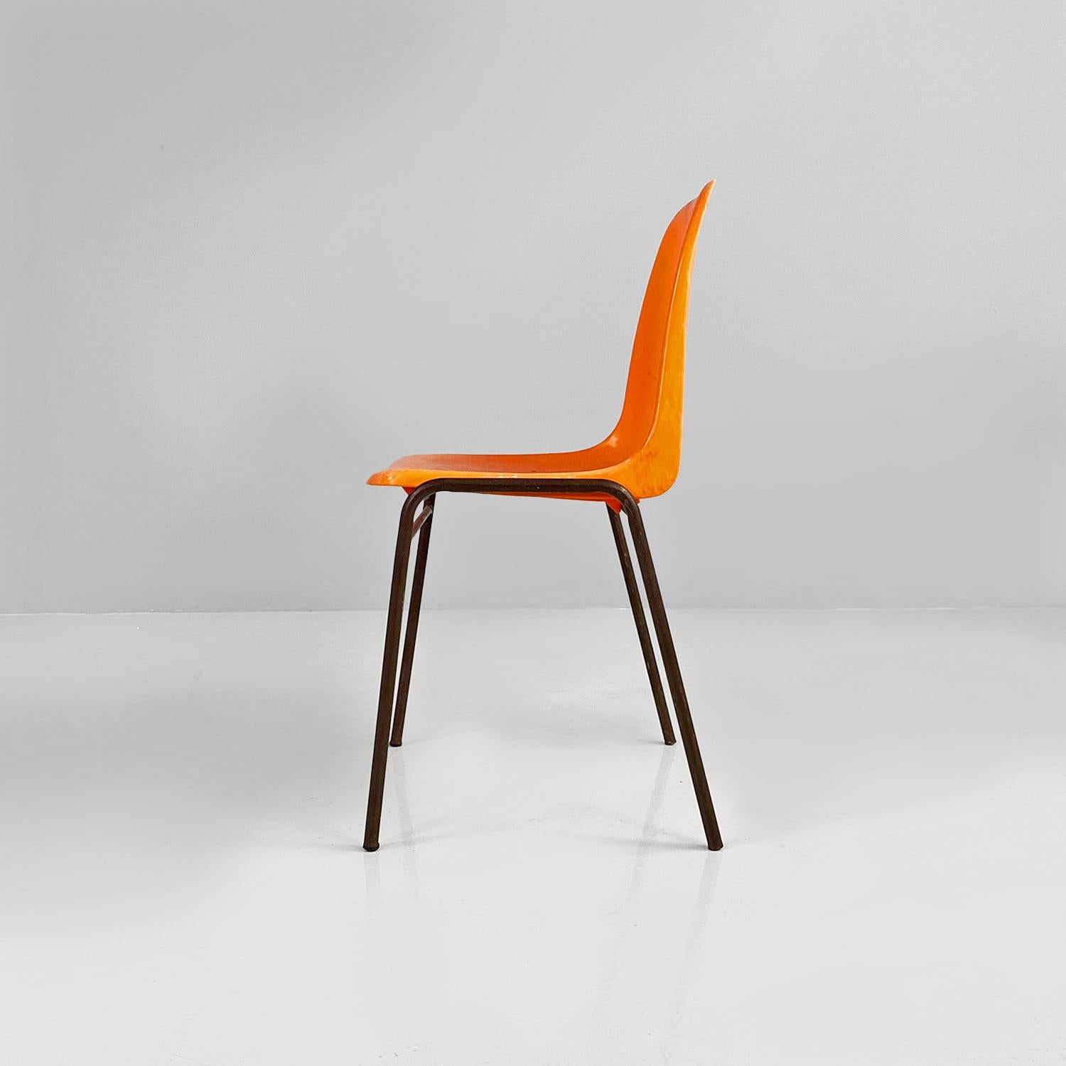 French mid-century modern stackable orange plastic chairs, 1960s In Good Condition For Sale In MIlano, IT