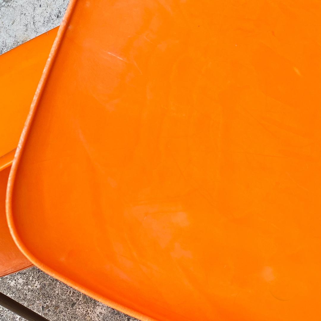 Chaises empilables en plastique orange de style moderne du milieu du siècle, 1970 en vente 3