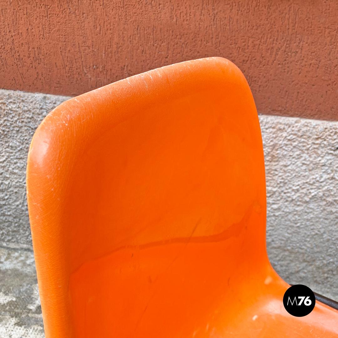 Chaises empilables en plastique orange de style moderne du milieu du siècle, 1970 en vente 5