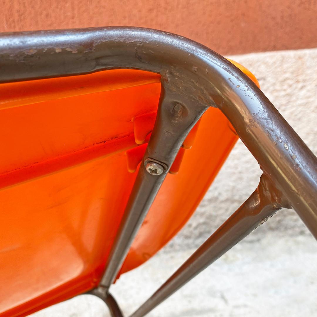 Chaises empilables en plastique orange de style moderne du milieu du siècle, 1970 en vente 7