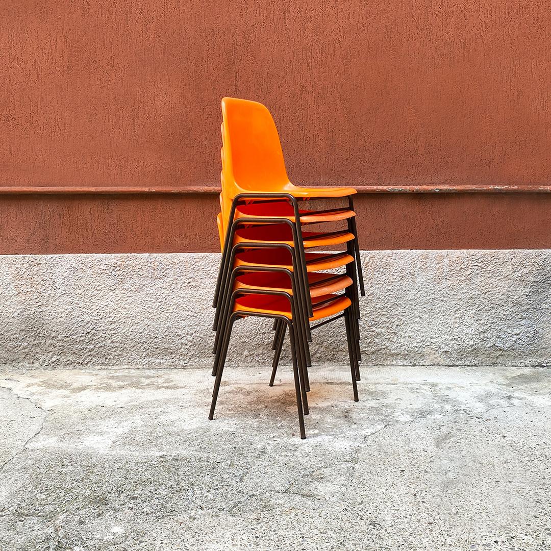 italien Chaises empilables en plastique orange de style moderne du milieu du siècle, 1970 en vente