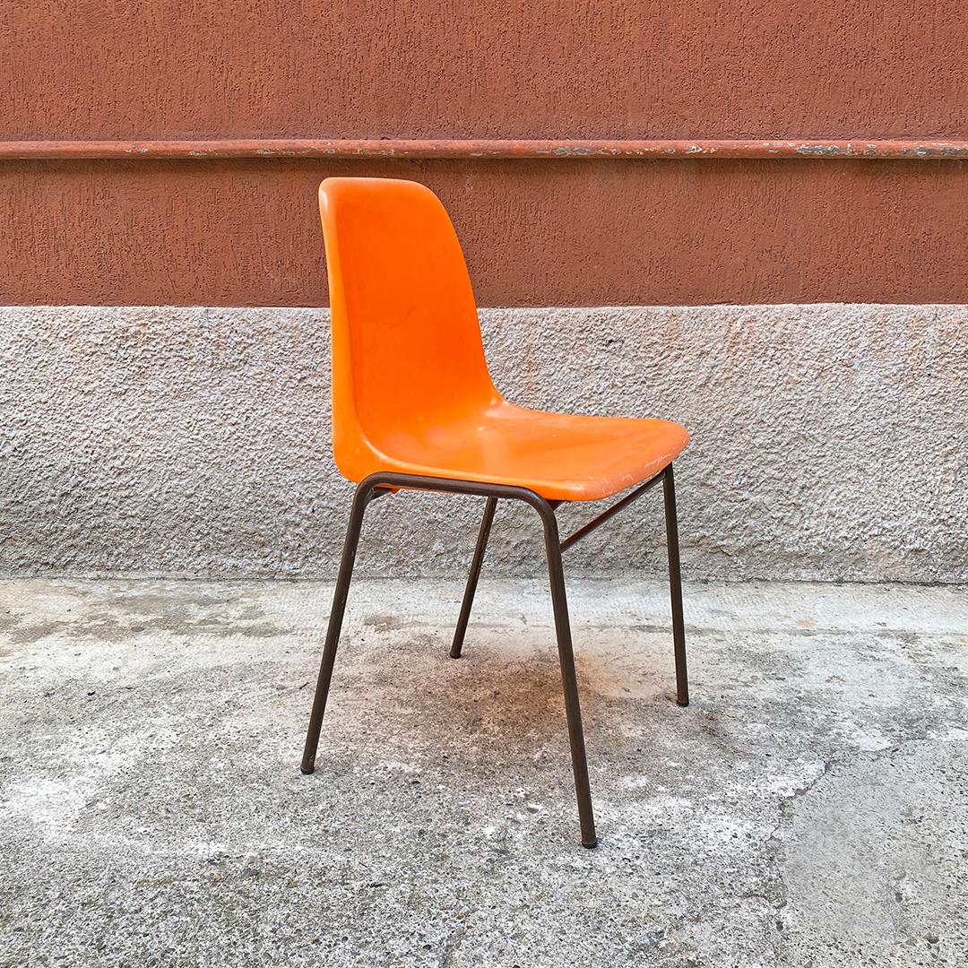Chaises empilables en plastique orange de style moderne du milieu du siècle, 1970 Bon état - En vente à MIlano, IT