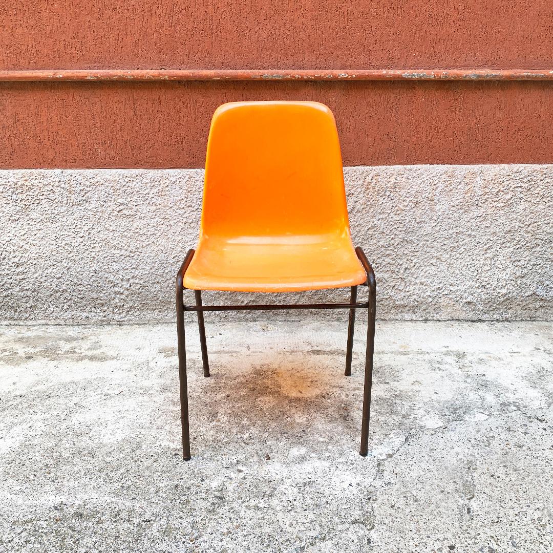 French Mid-Century Modern Stackable Orange Plastic Chairs, 1970s In Good Condition For Sale In MIlano, IT