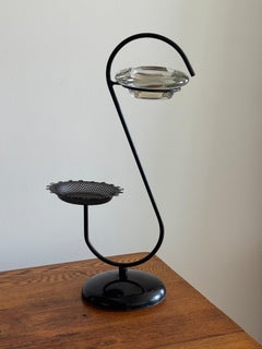 Cendrier sur pied français de style « Mid-Century Modern » avec plateau latéral, style Mathieu Matégot