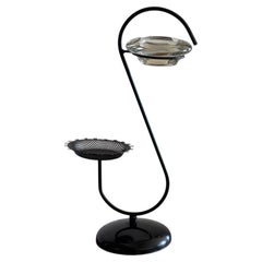 Cendrier sur pied français de style « Mid-Century Modern » avec plateau latéral, style Mathieu Matégot