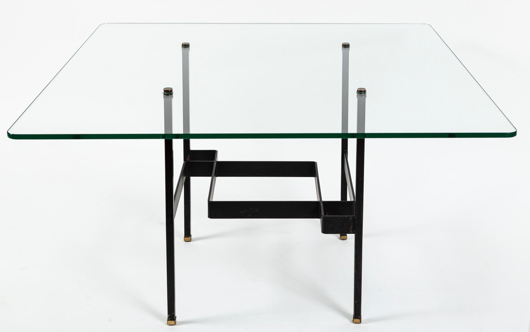 Französischer Couchtisch aus Stahl und Glas von Pierre Guariche, Mitte des Jahrhunderts im Angebot 4