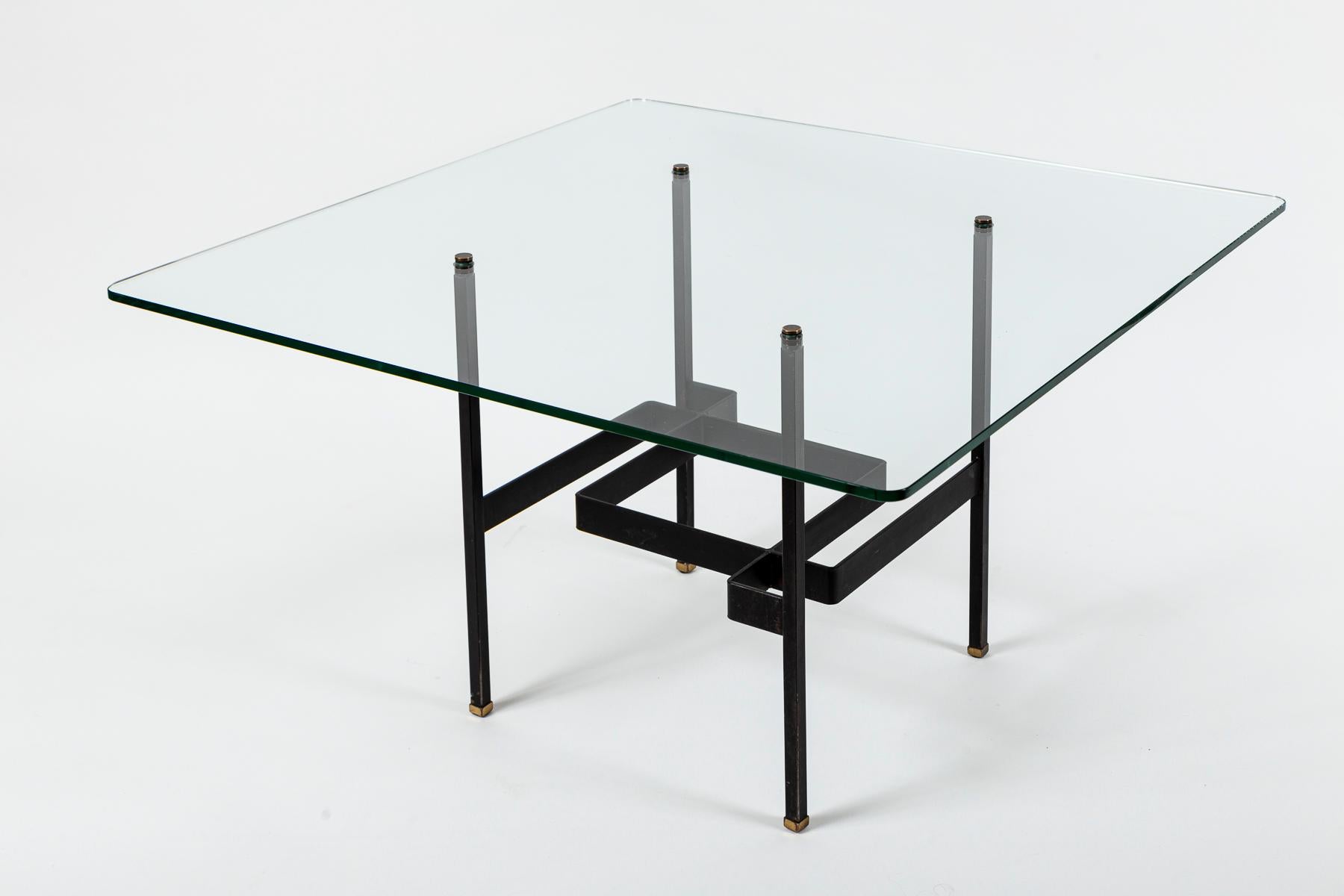 Ein seltener französischer Couchtisch der Jahrhundertmitte aus schwarz emailliertem Stahl und Glas mit Messingdetails von Pierre Guariche, um 1950-1960.

Dieser originelle, quadratische Modernist-Tisch hat eine schwebende Glasplatte, die von vier