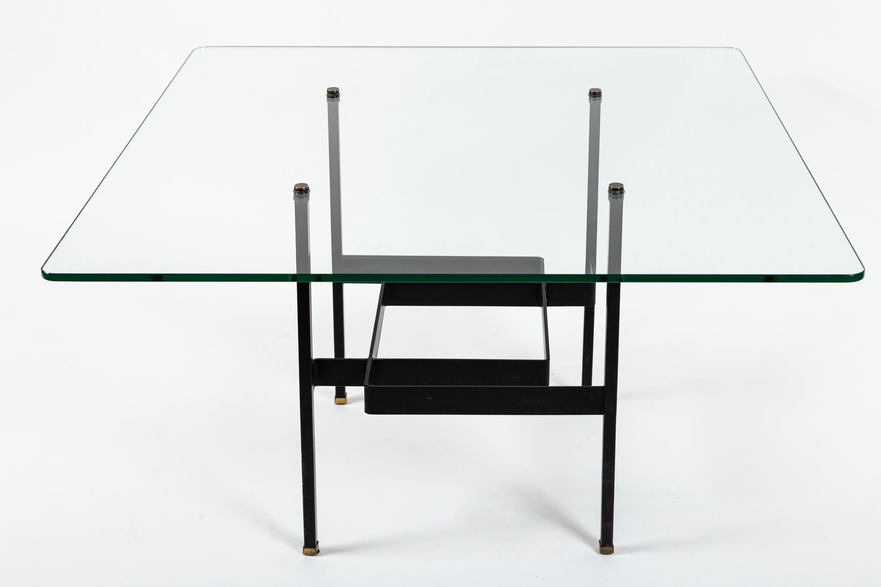 Französischer Couchtisch aus Stahl und Glas von Pierre Guariche, Mitte des Jahrhunderts (Geschmiedet) im Angebot
