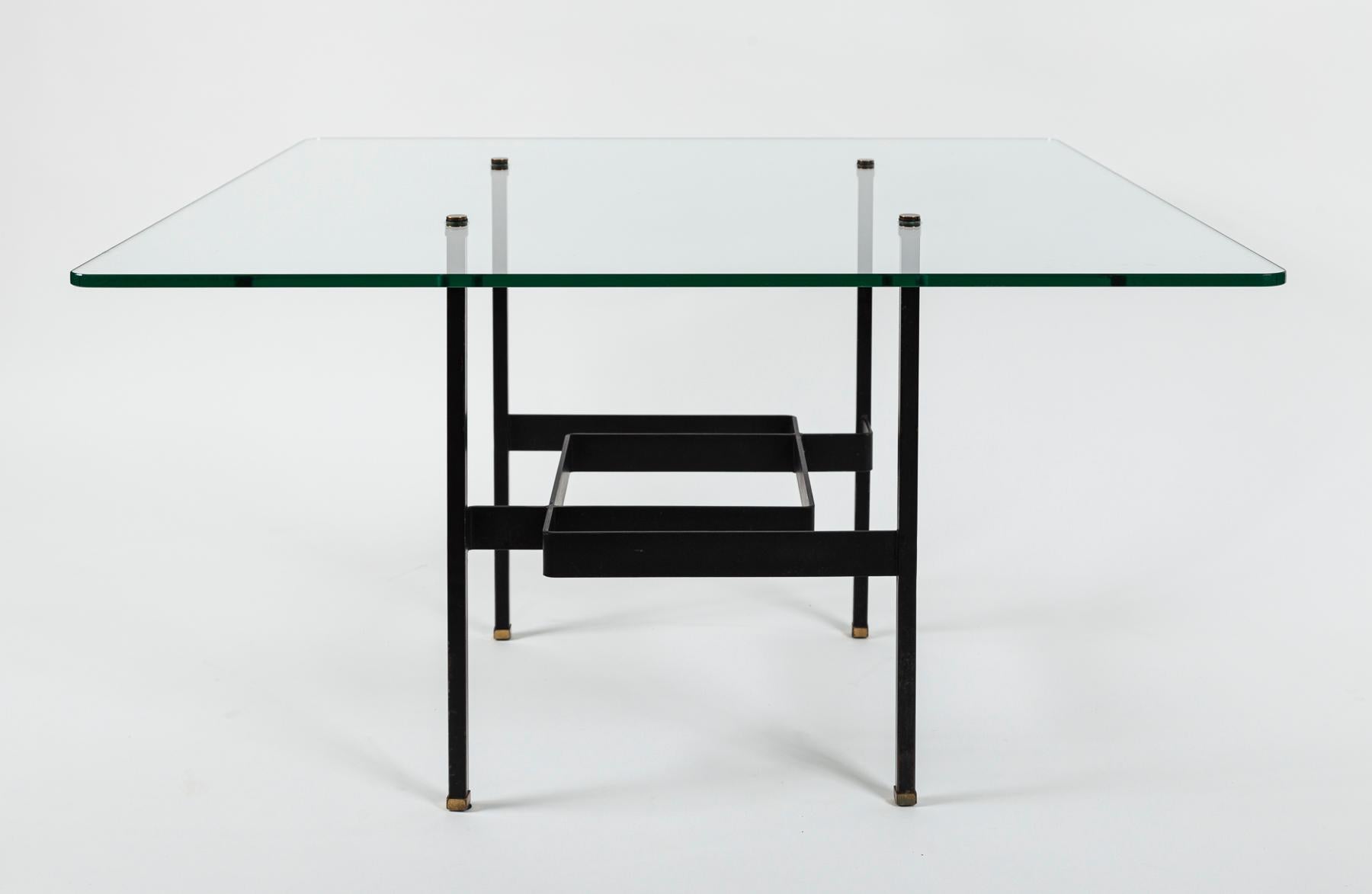 Französischer Couchtisch aus Stahl und Glas von Pierre Guariche, Mitte des Jahrhunderts (Messing) im Angebot