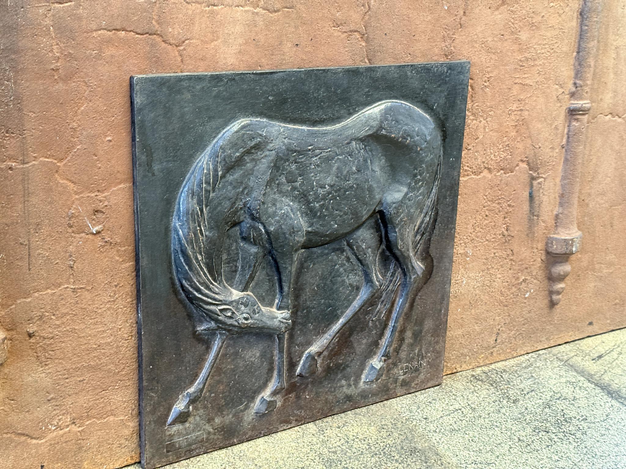 Französisch Mid-Century Modern Style 'Horse' Fireback / Backsplash. 

Die aus Gusseisen gefertigte Rückwand hat eine natürliche braune Patina, die auf Wunsch ohne Aufpreis in schwarz/zinnfarben geändert werden kann. Die Kaminrückwand ist in gutem