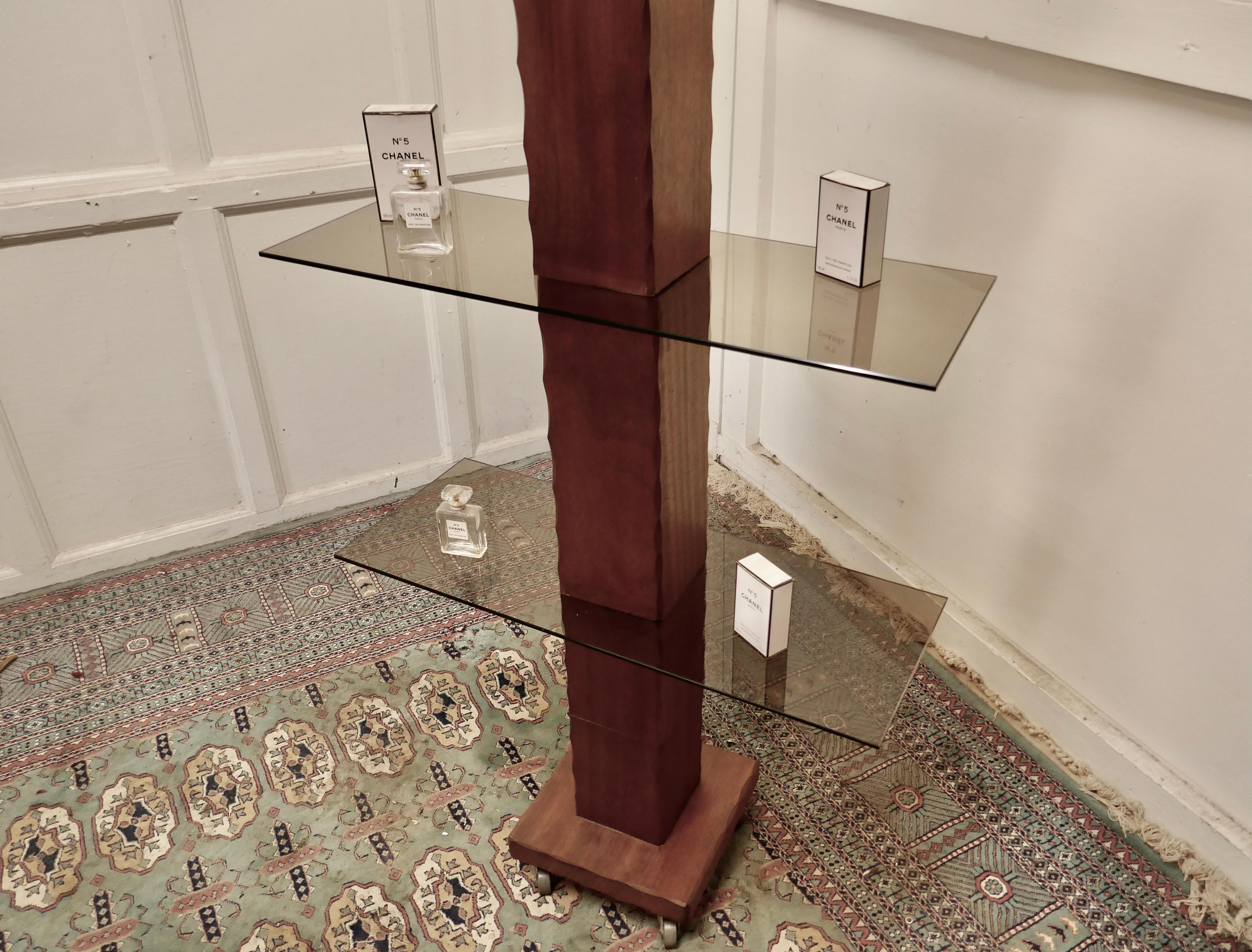 20ième siècle Étagère d'exposition en teck et verre fumé de style français moderne du milieu du siècle dernier, étagère en vente