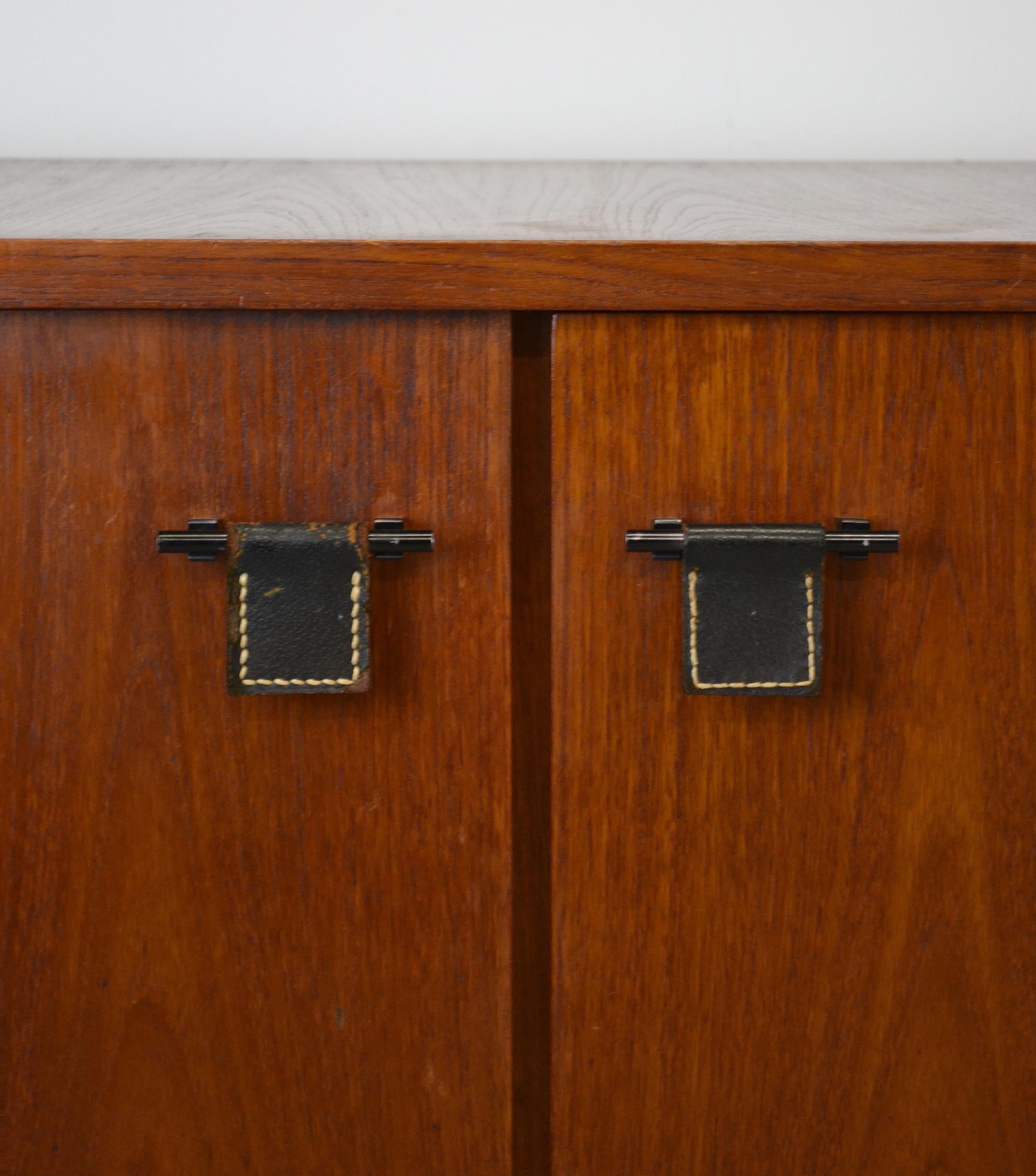Französisches Sideboard aus Teakholz mit Ledergriffen, 1950er Jahre im Angebot 5